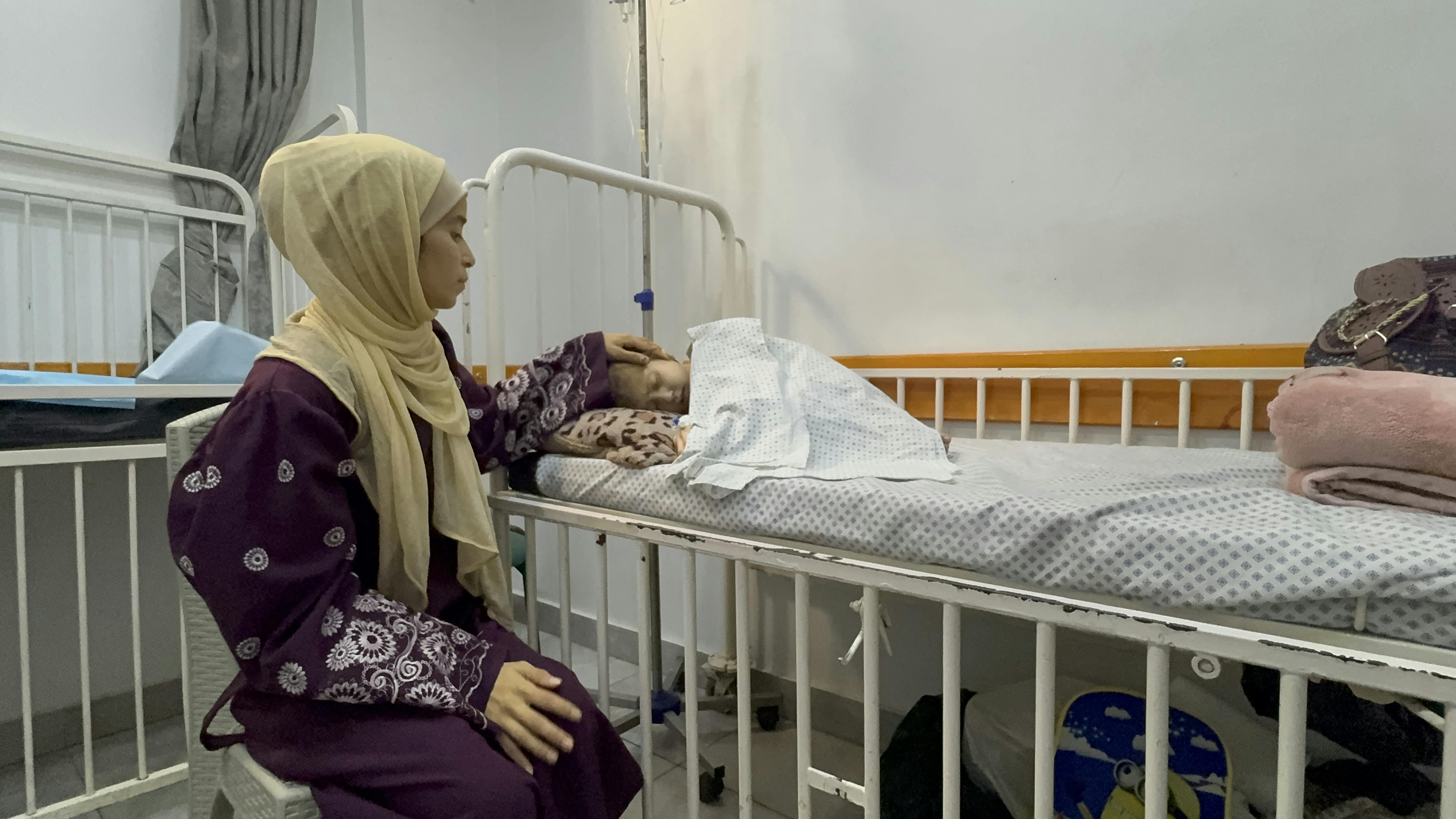 Striscia di Gaza - Nesma Ayed siede al capezzale di sua figlia Jana di 9 anni all'ospedale Friends of the Patient Society di Gaza City