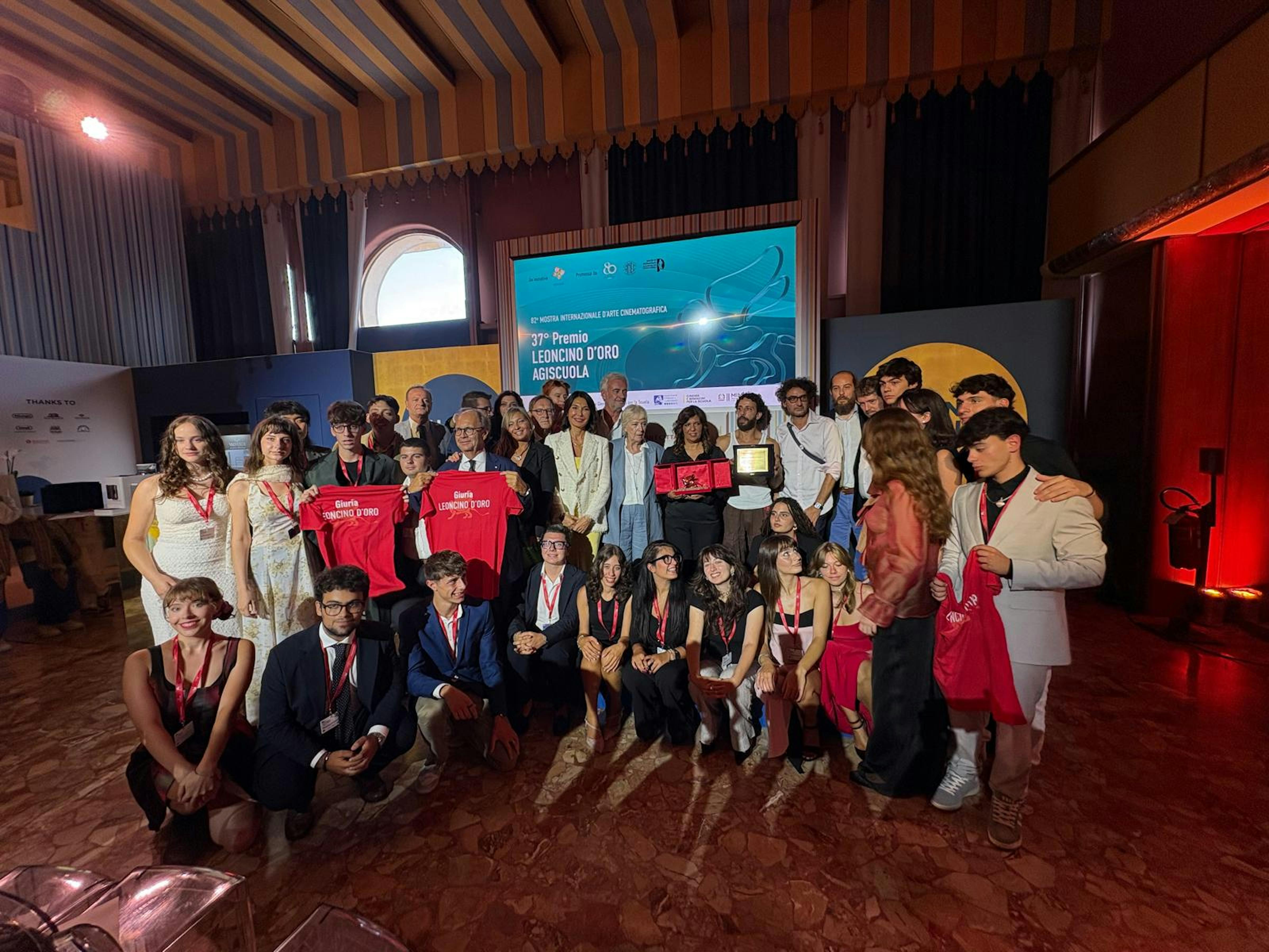 Foto di gruppo dopo la consegna del Leoncino d'Oro e la Seganalazione Cinema for UNICEF