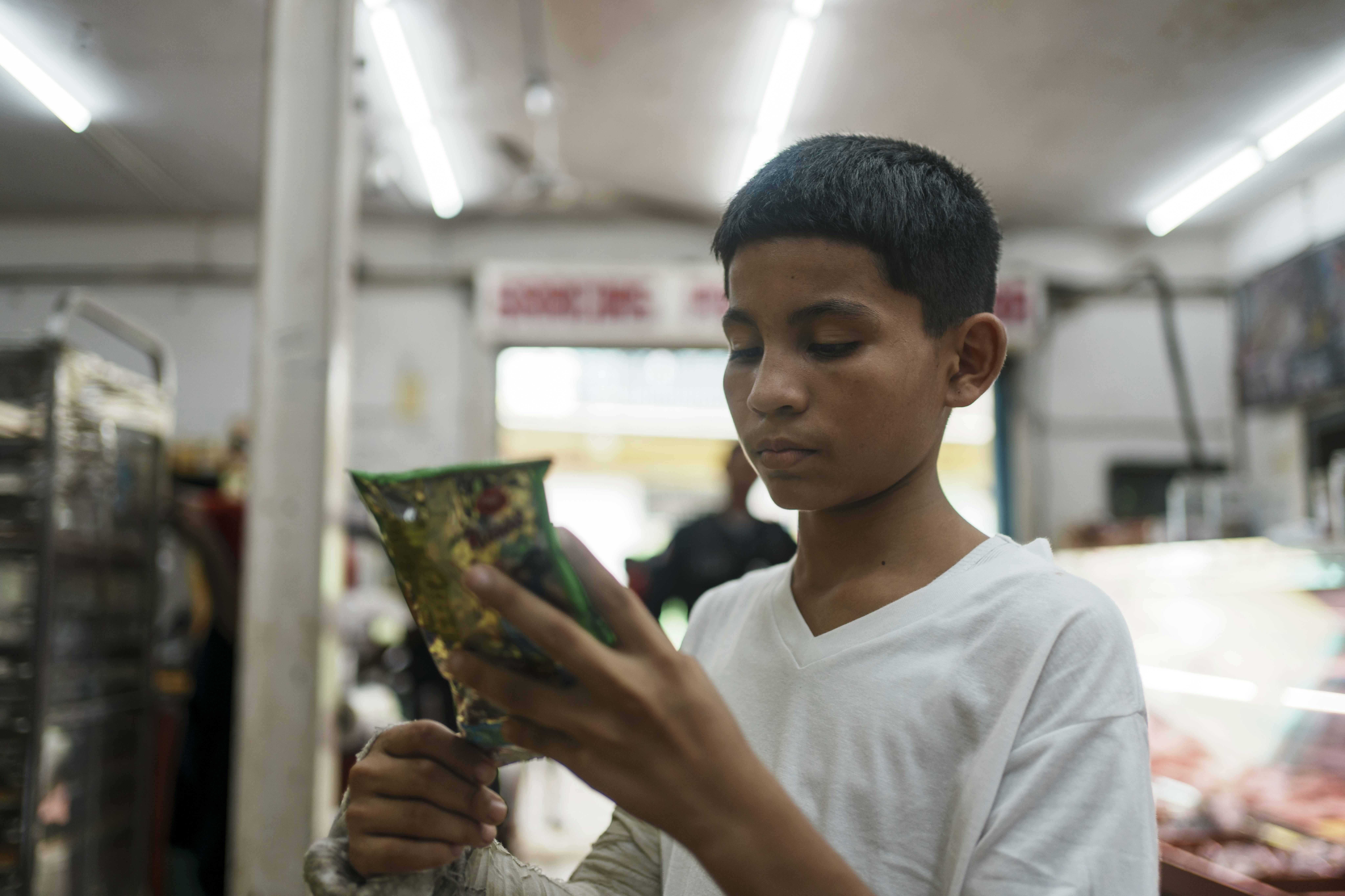 Karlos, 13 anni, è preoccupato dagli effetti che il cibo spazzatura sta avendo sui suoi coetanei. A scuola, per esempio, si trova soltanto cibo ultra-processato. Siamo a Panama