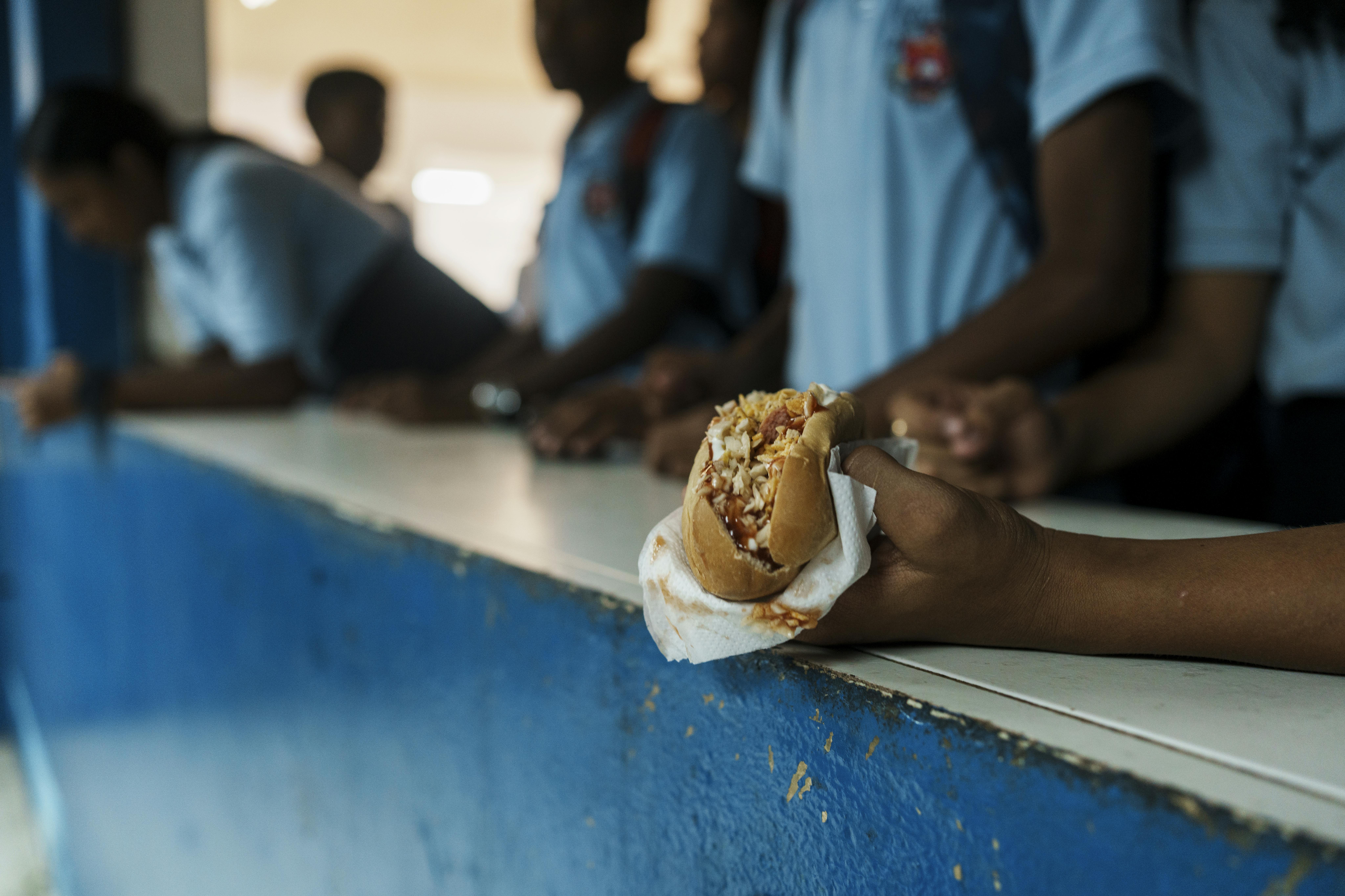Uno dei panini venduti nel chiosco all'interno della scuola, evidentemente pieno di salse e grassi saturi