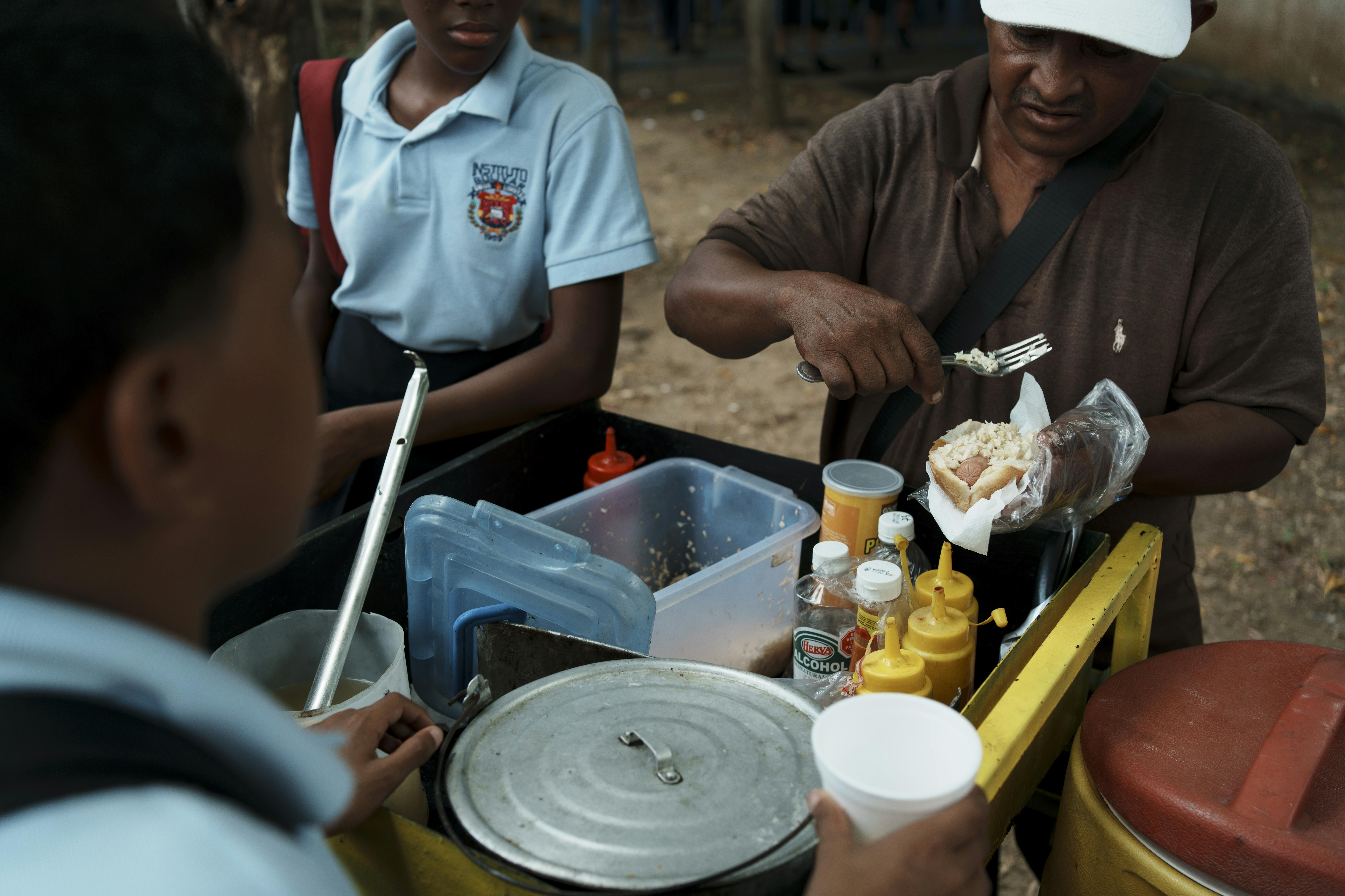Panama, all'interno della scuola che frequenta Karlos, 13 anni, l'unico cibo a disposizione è ultra-processato e poco sano. Le alternative, secondo il venditore, sono troppo costose e non gradite dagli studenti