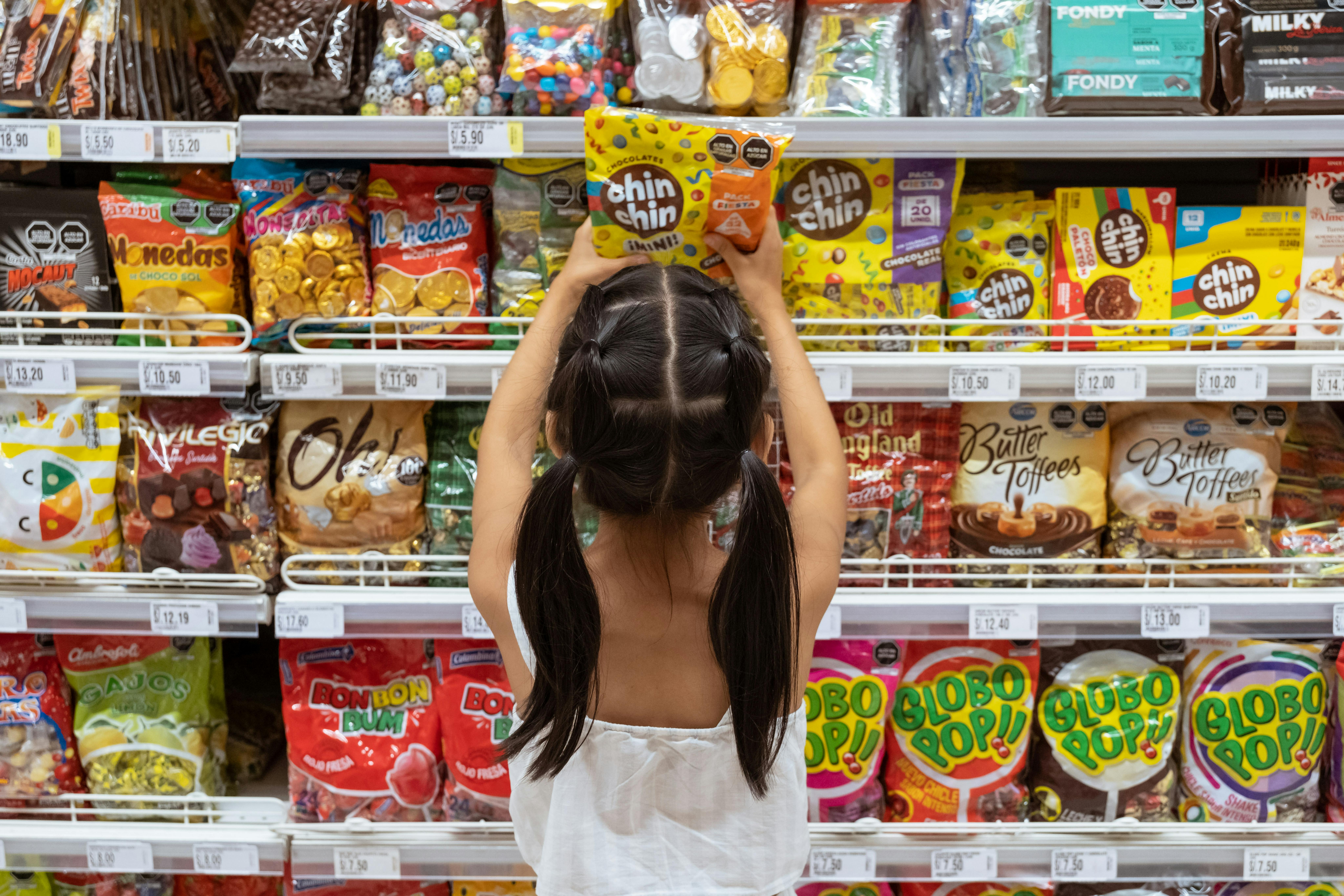 Micaella Delgado, 8 anni, si trova tra le corsie di un supermercato in Peru' tra scatole di biscotti e caramelle. Alla fine sceglie quelle che si trovano alla sua altezza.