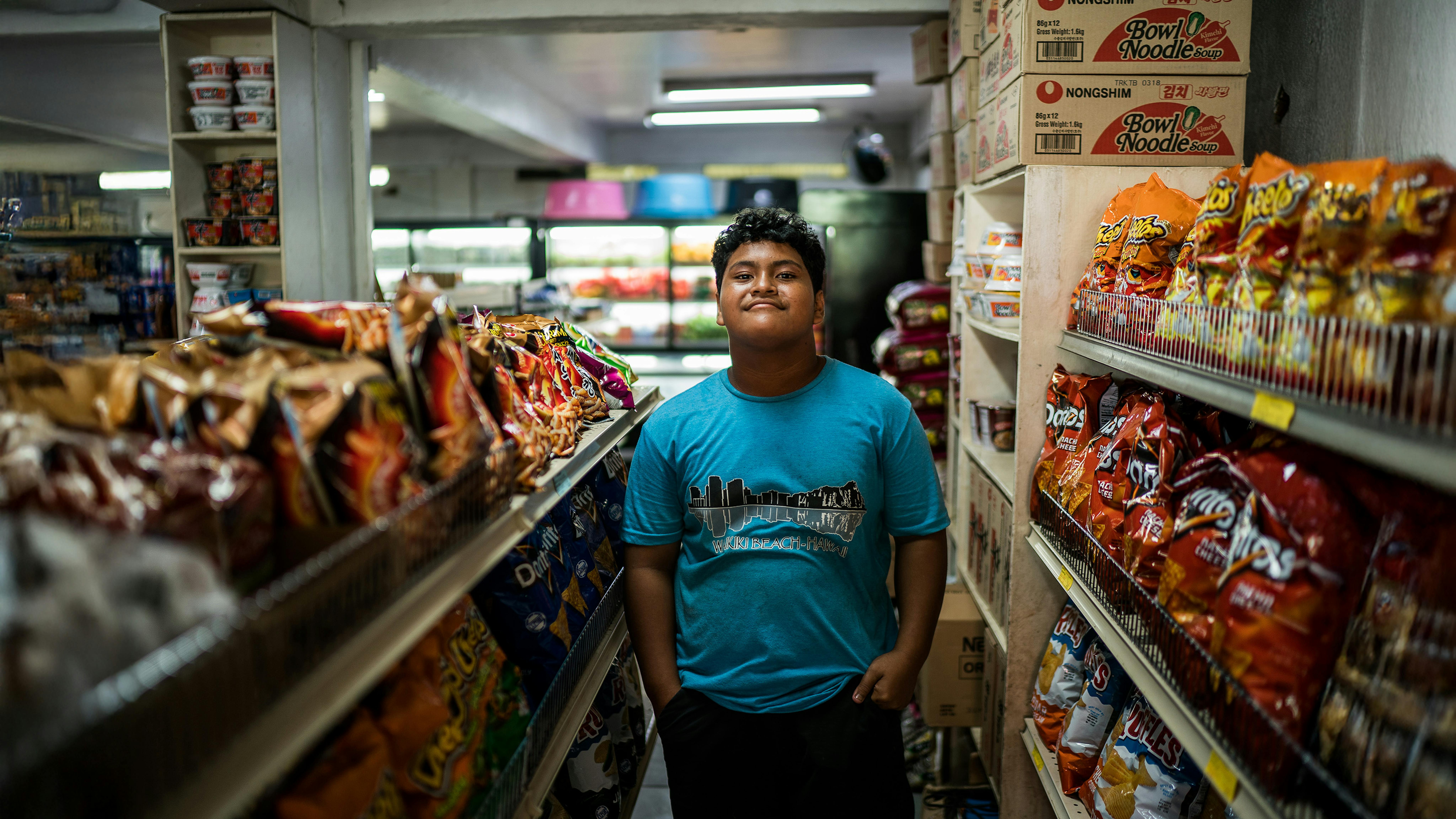 Pohnpei, Stati Federati di Micronesia, G'okie Samuel, 14 anni, posa per un ritratto in un negozio di alimentari che frequenta nel centro di Kolonia. Il negozio vende per lo più merci importate dal Pacifico occidentale.