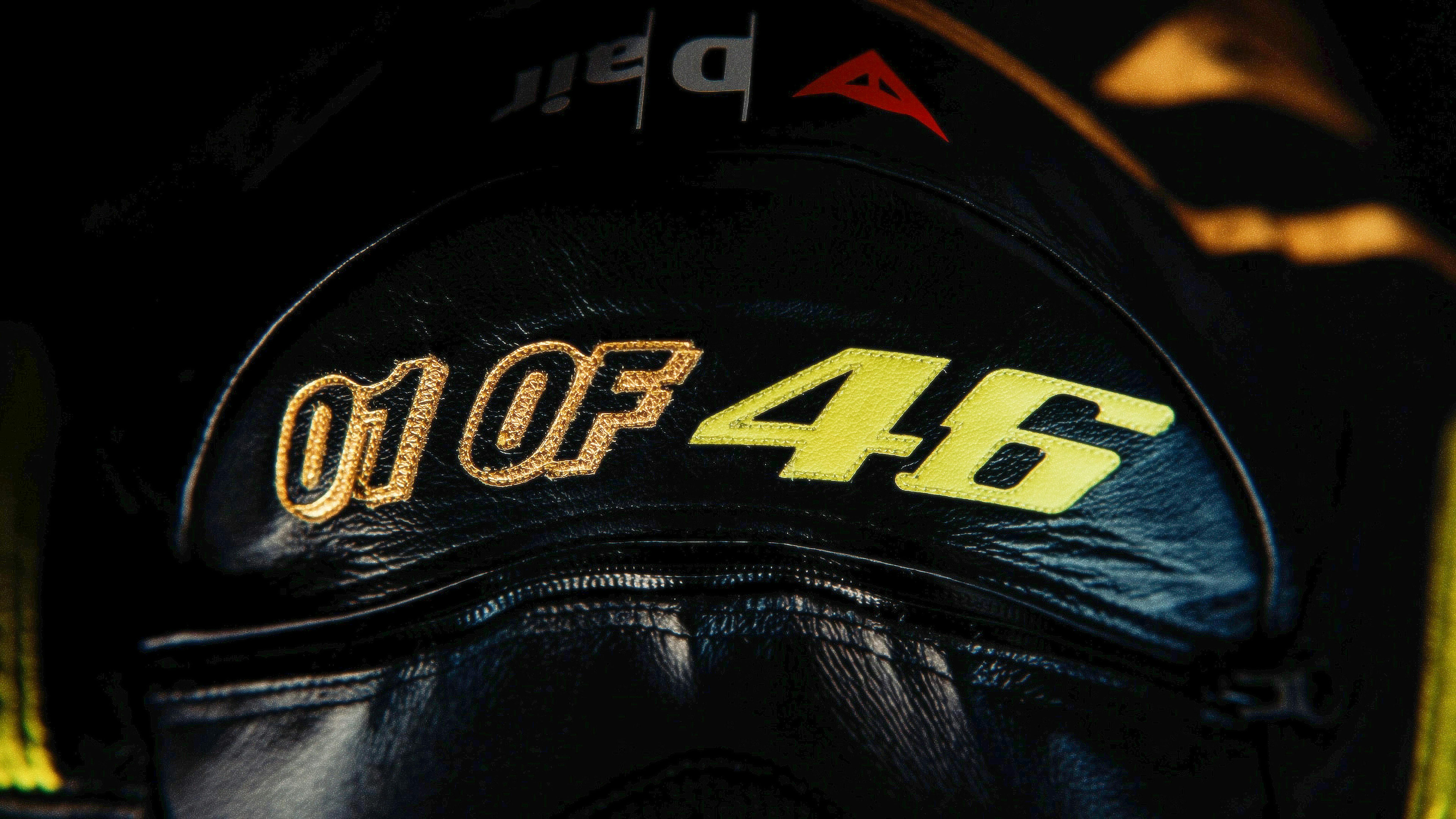 Un particolare della tutta speciale indossata da Valentino Rossi
