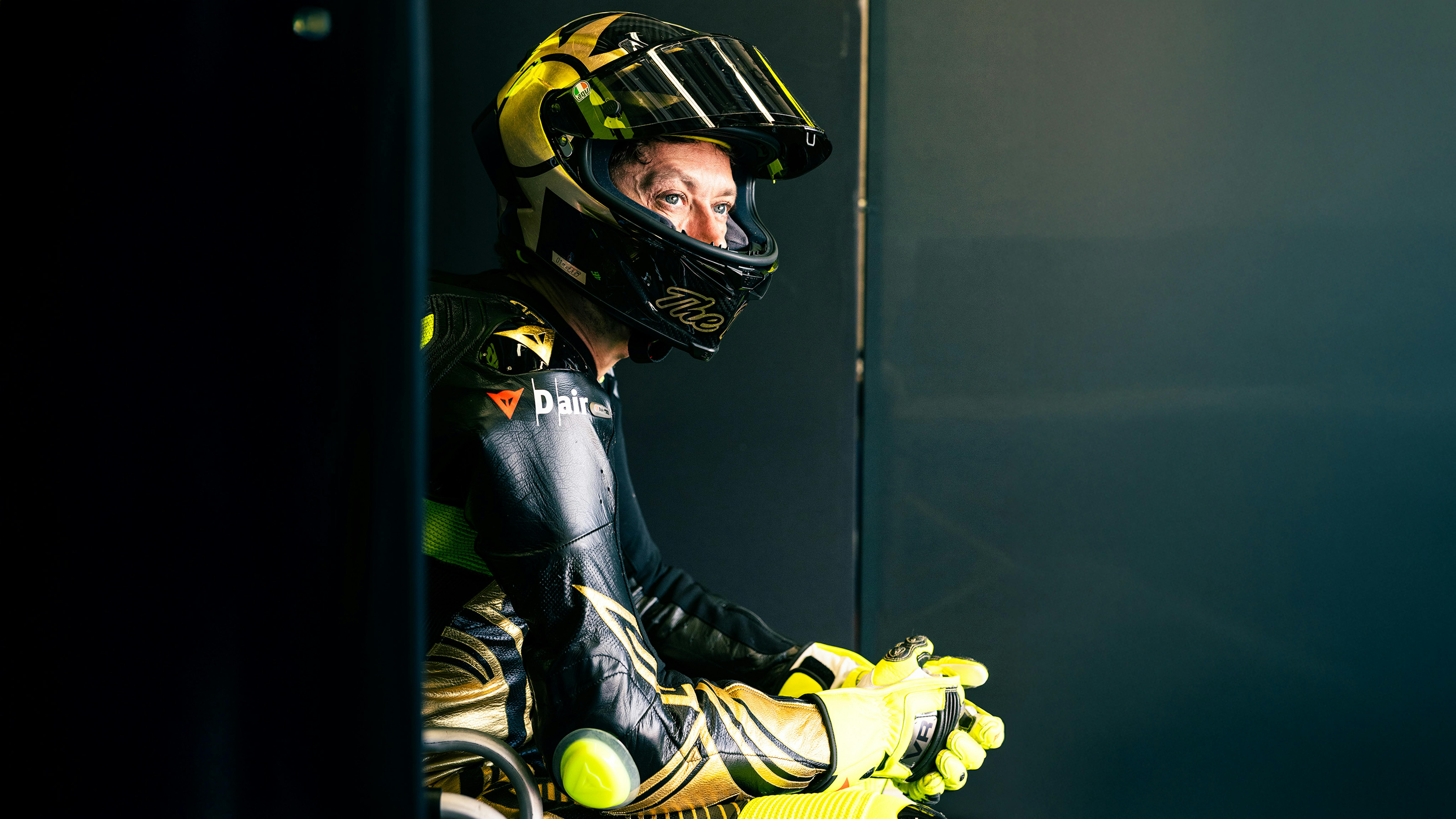 Valentino Rossi con la tuta speciale Dainese