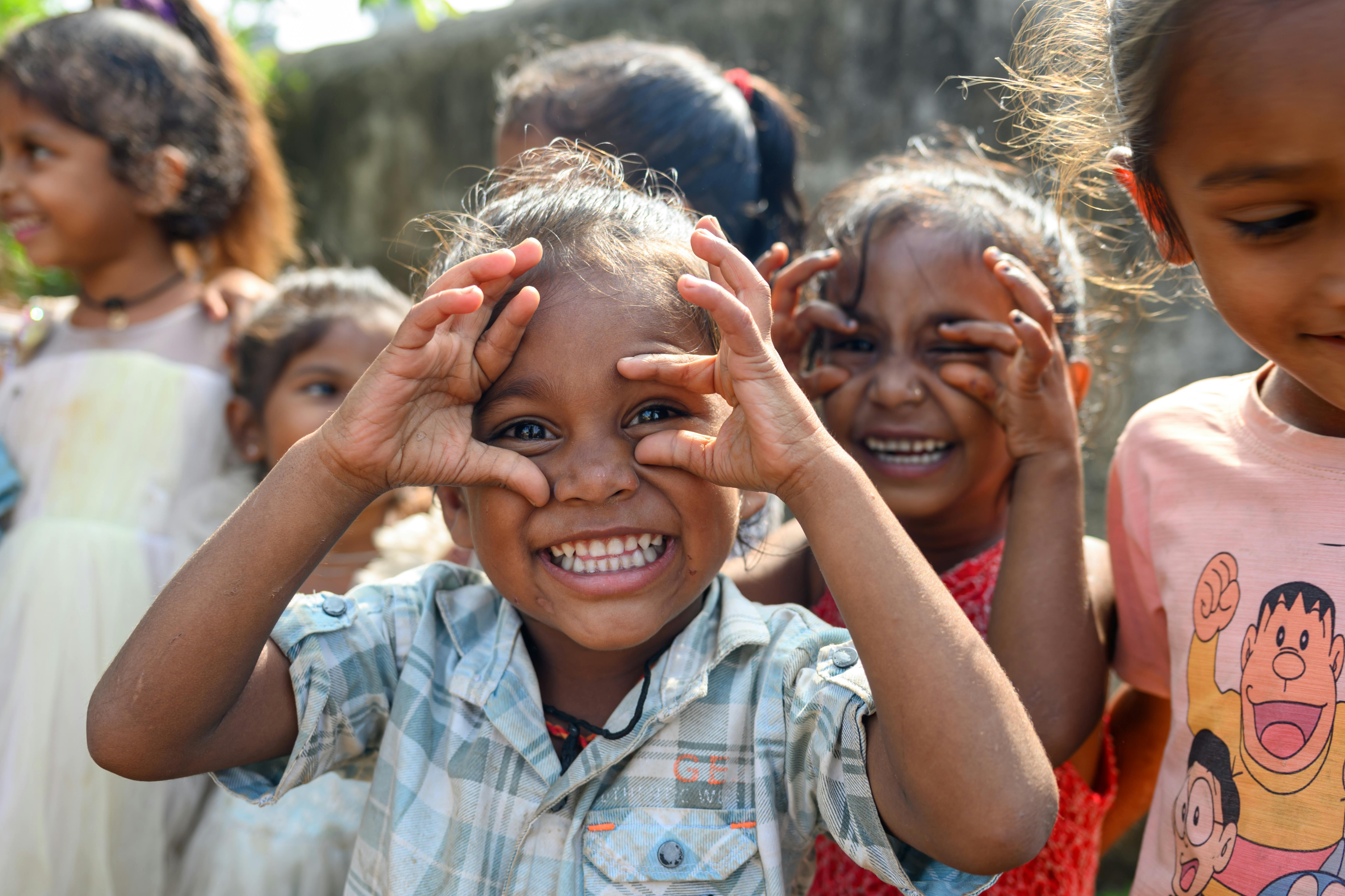 Un gruppo di bambine sorridono. Siamo nel villaggio AW, a Mota Raypura, Narmada , Gujarat (India)
