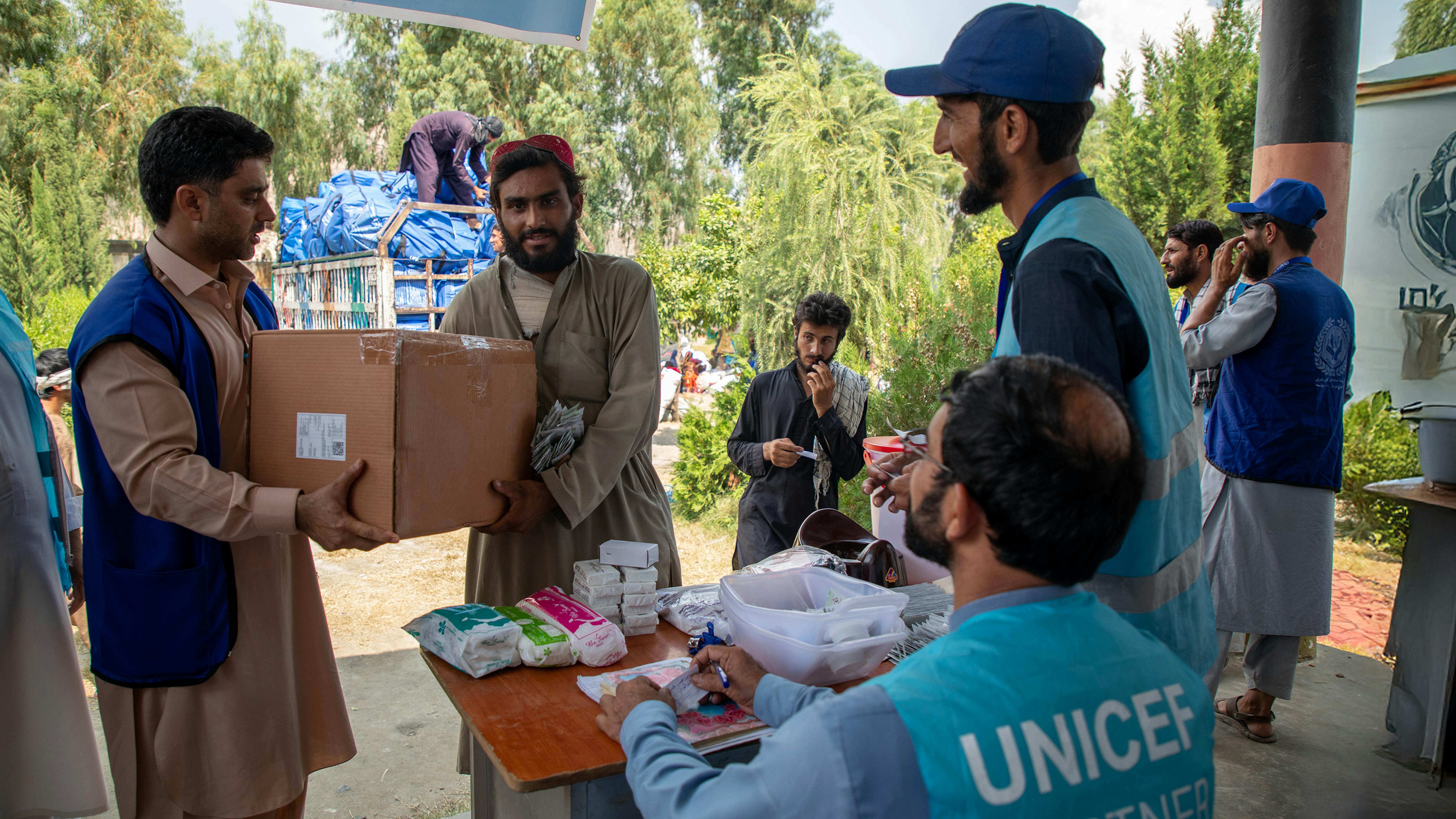 Tawab, 28 anni, sta ricevendo un kit per l'igiene fornito dall'UNICEF nel distretto di Noorgal, nella provincia di Kunar, in Afghanistan. Il fratello e la sorella di Tawab sono morti durante il terremoto nella provincia di Kunar.