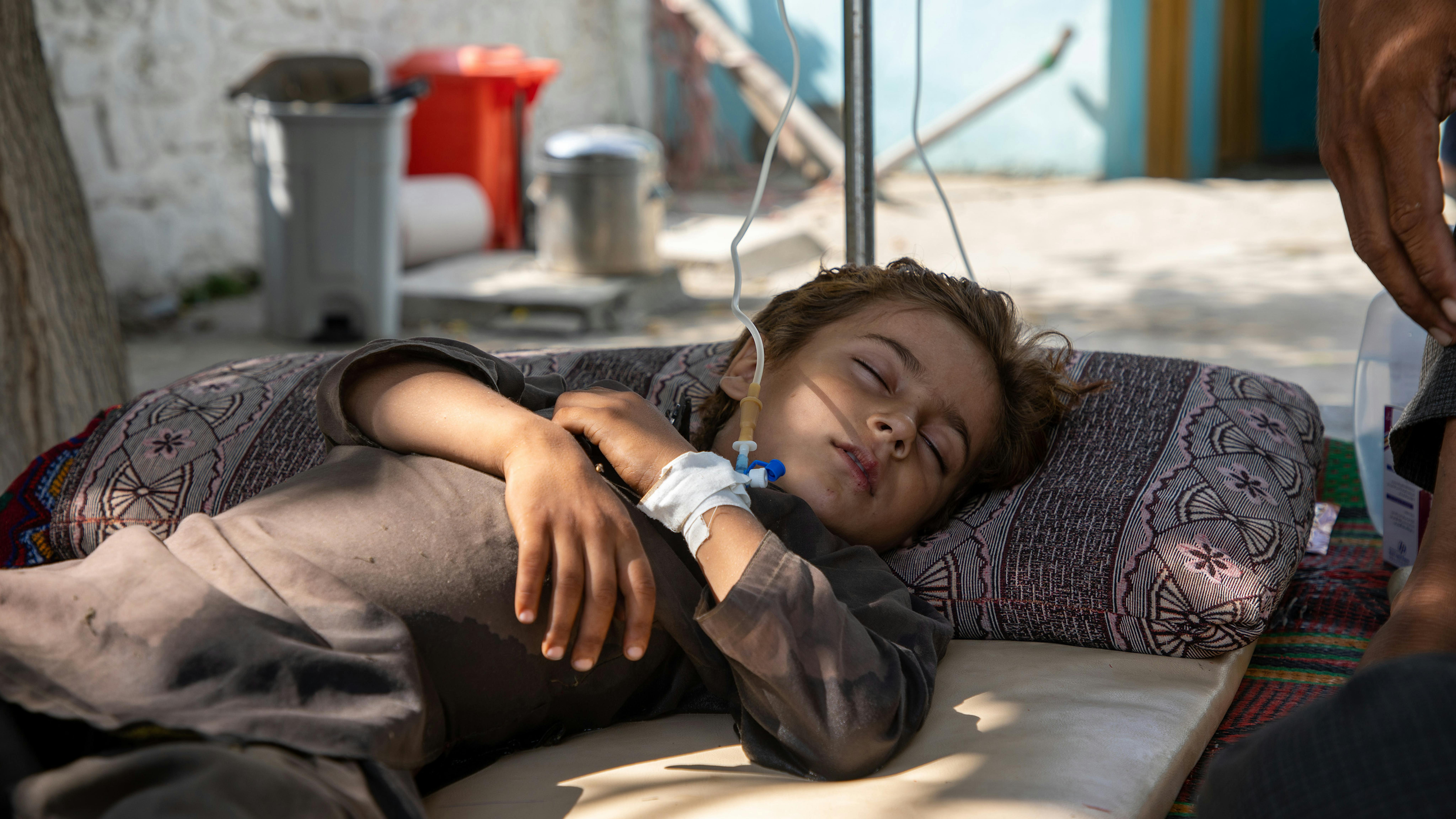 Mohammad Jelani Sani Zai, Emergency Officer dell'UNICEF, visita il Centro di Salute Primaria di Ghazi Abad, mentre visita Sayed Rahman, 7 anni, che è rimasto scioccato a causa del terremoto nel villaggio di Ghazi Abad, distretto di Nurgal, provincia di Kunar, Afghanistan.