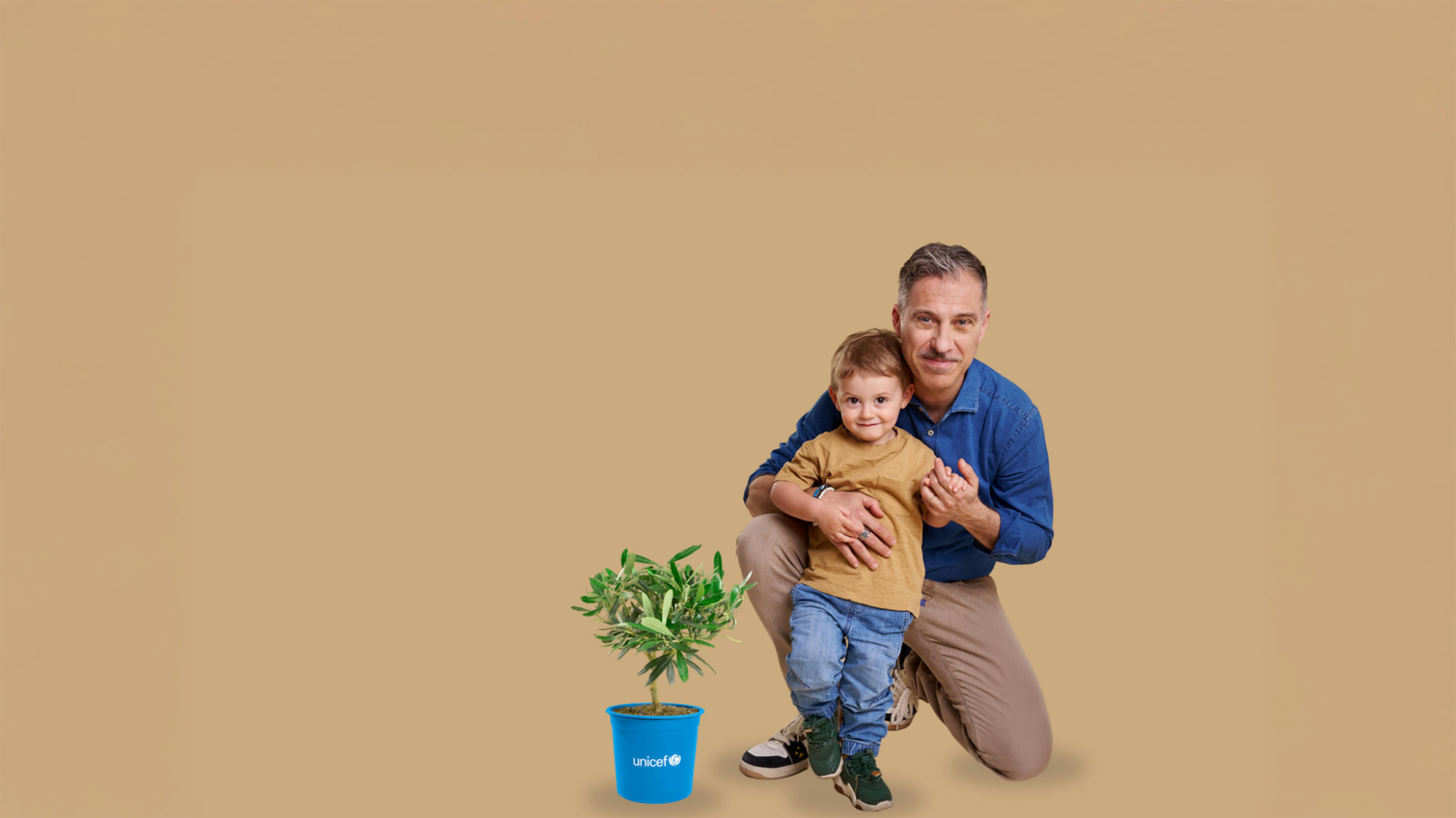 Foto Gabriele Corsi con bambino per campagna ulivo