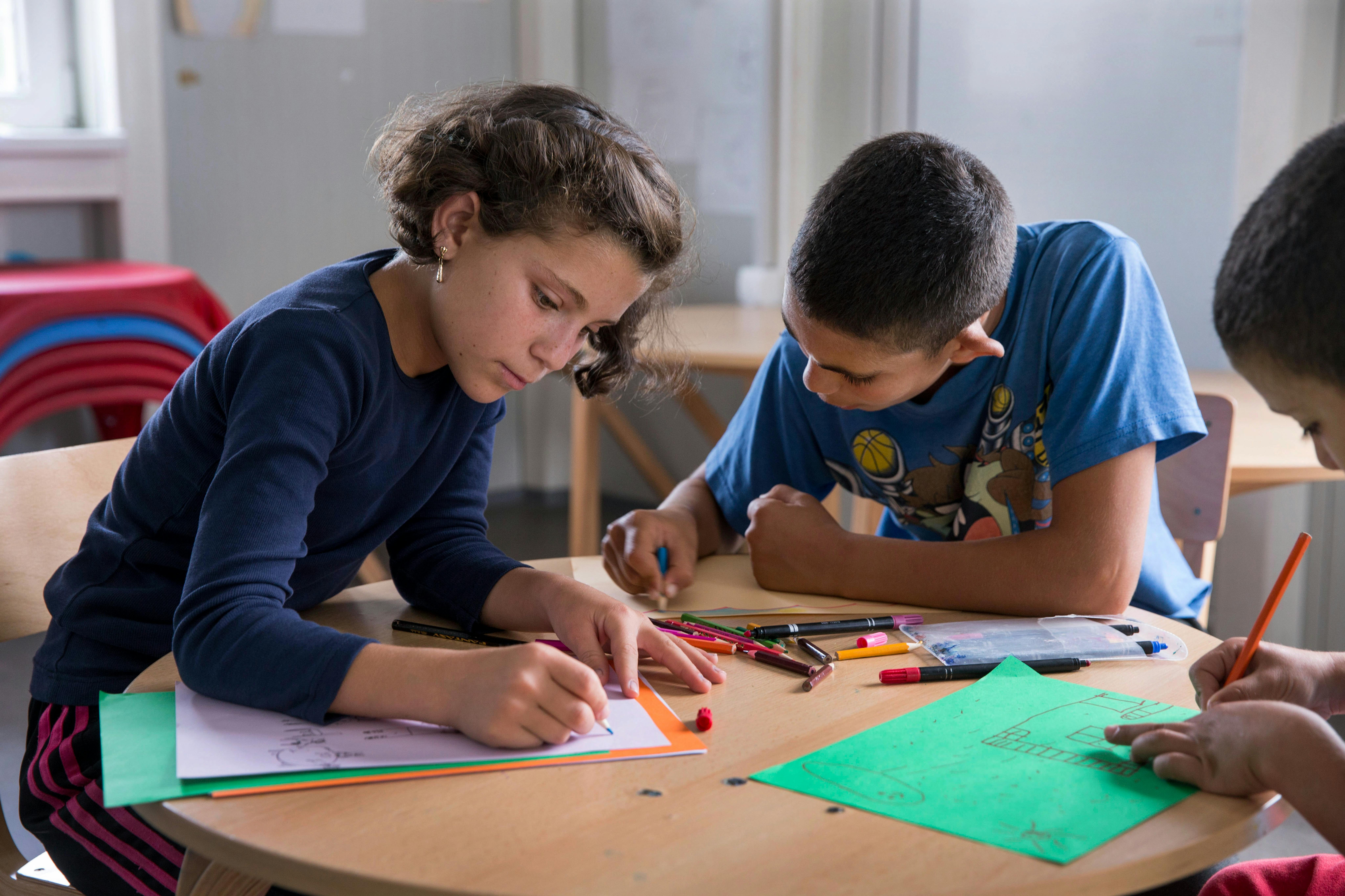 Hiba Al Nabobs (a sinistra) è una bambina siriana di 10 anni che è cresciuta nella guerra e ha affrontato un viaggio estenuante e rischioso per raggiungere la sicurezza. Oggi vive con la sua famiglia in un centro di accoglienza per migranti nell’ex Repubblica Jugoslava di Macedonia, dove uno spazio a misura di bambino sostenuto dall’UNICEF le ha restituito il sorriso.