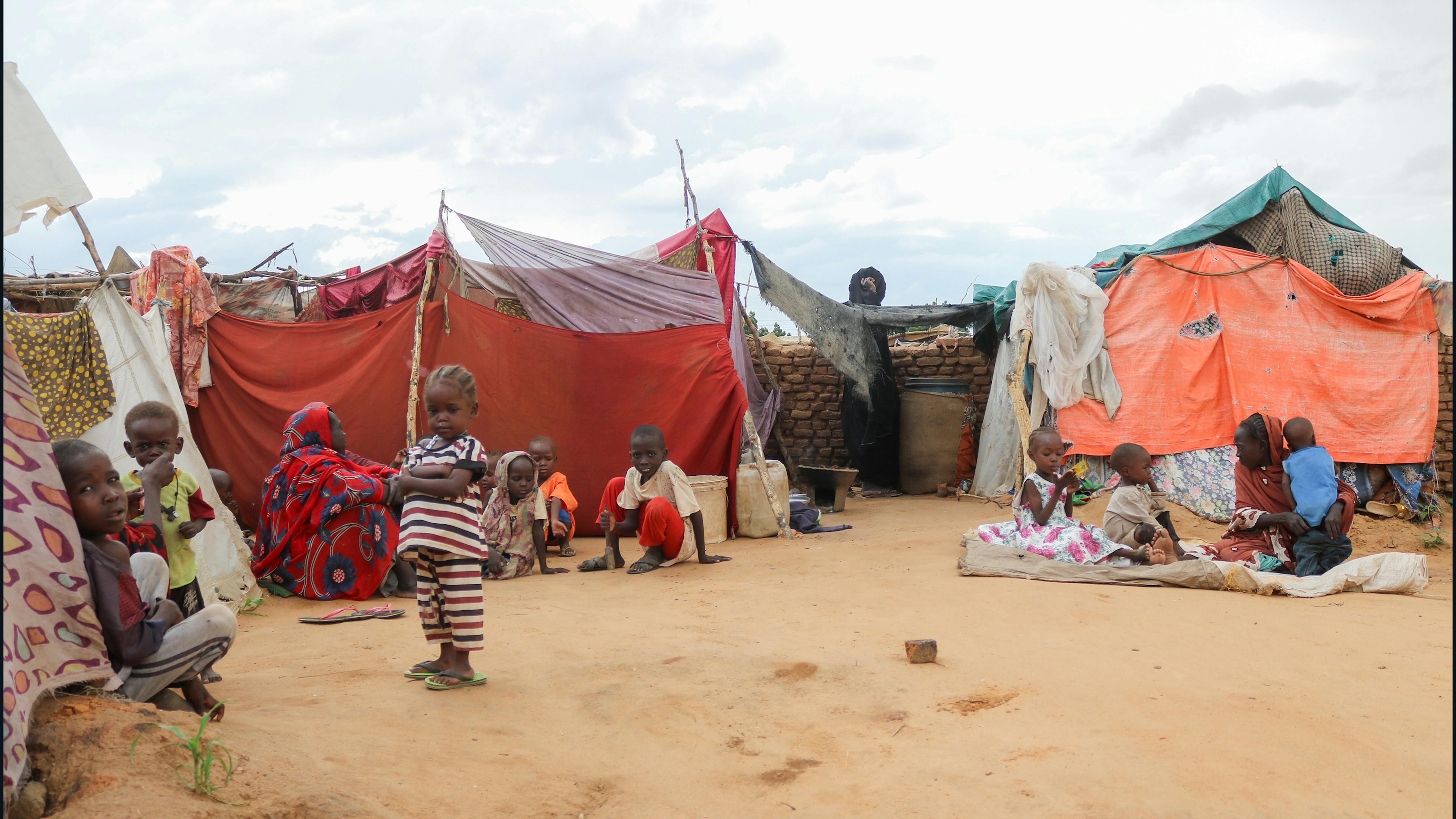 Sudan - famiglie sfollate si rifugiano in un luogo di raccolta ad Al Fasher, nel Nord Darfur