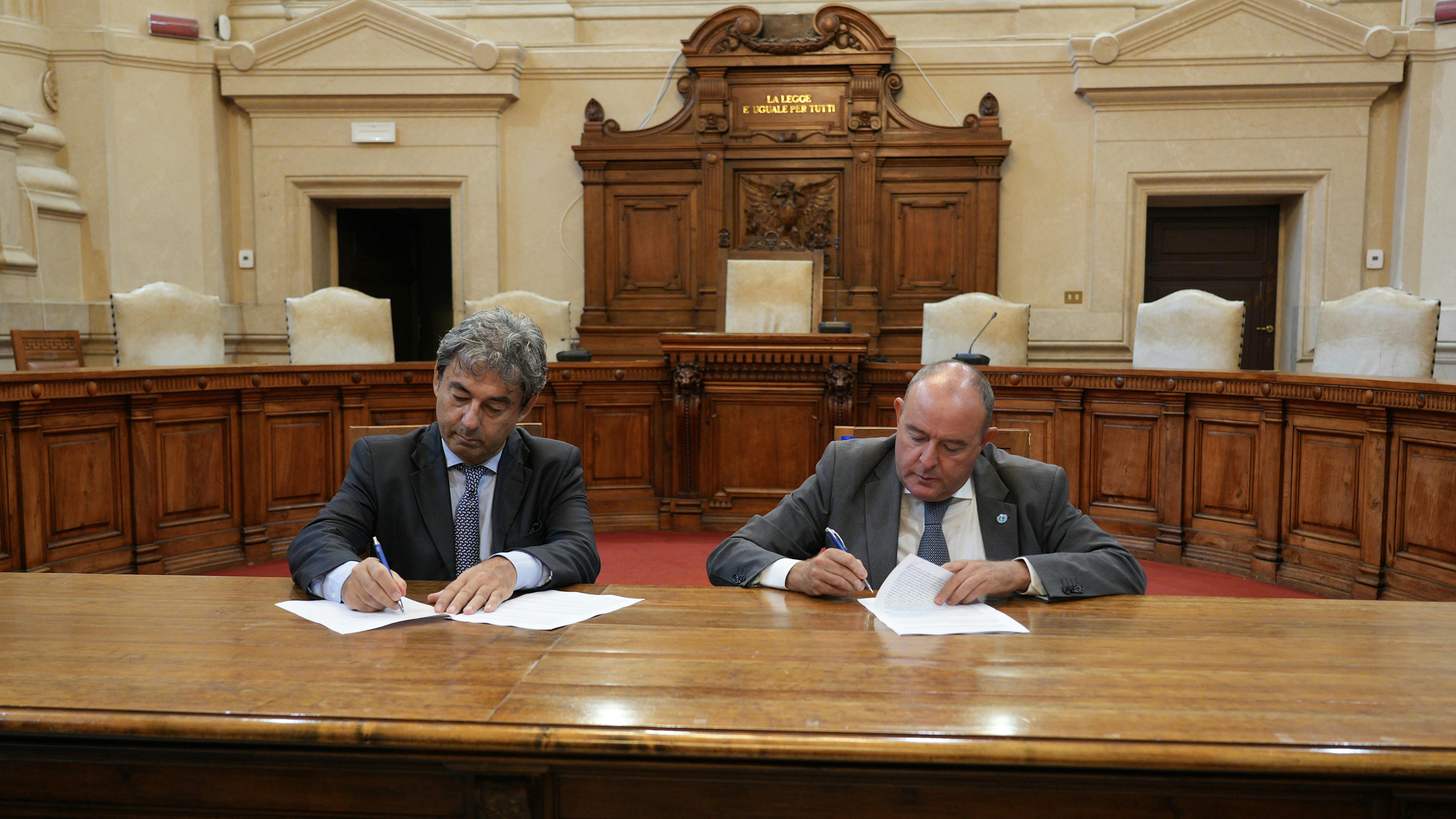 La firma dell'accordo di collaborazione  tra il Presidente dell’ANM, Cesare Parodi e  il Presidente dell'UNICEF Italia, Nicola Graziano