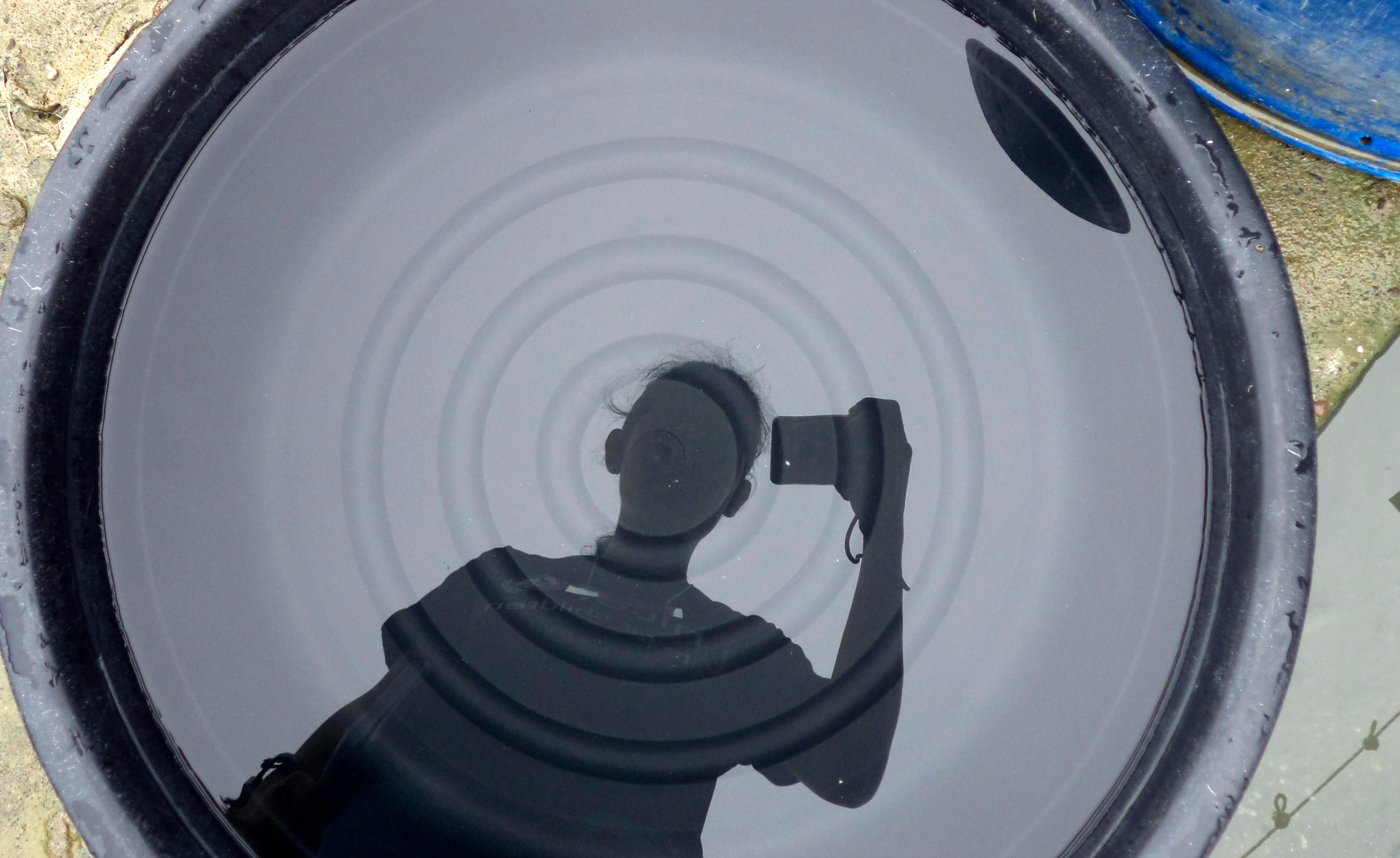 Filippine, un bambino di 14 anni si scatta un selfie utilizzando il riflesso dell'acqua dopo il tifone che ha colpito il suo villaggio