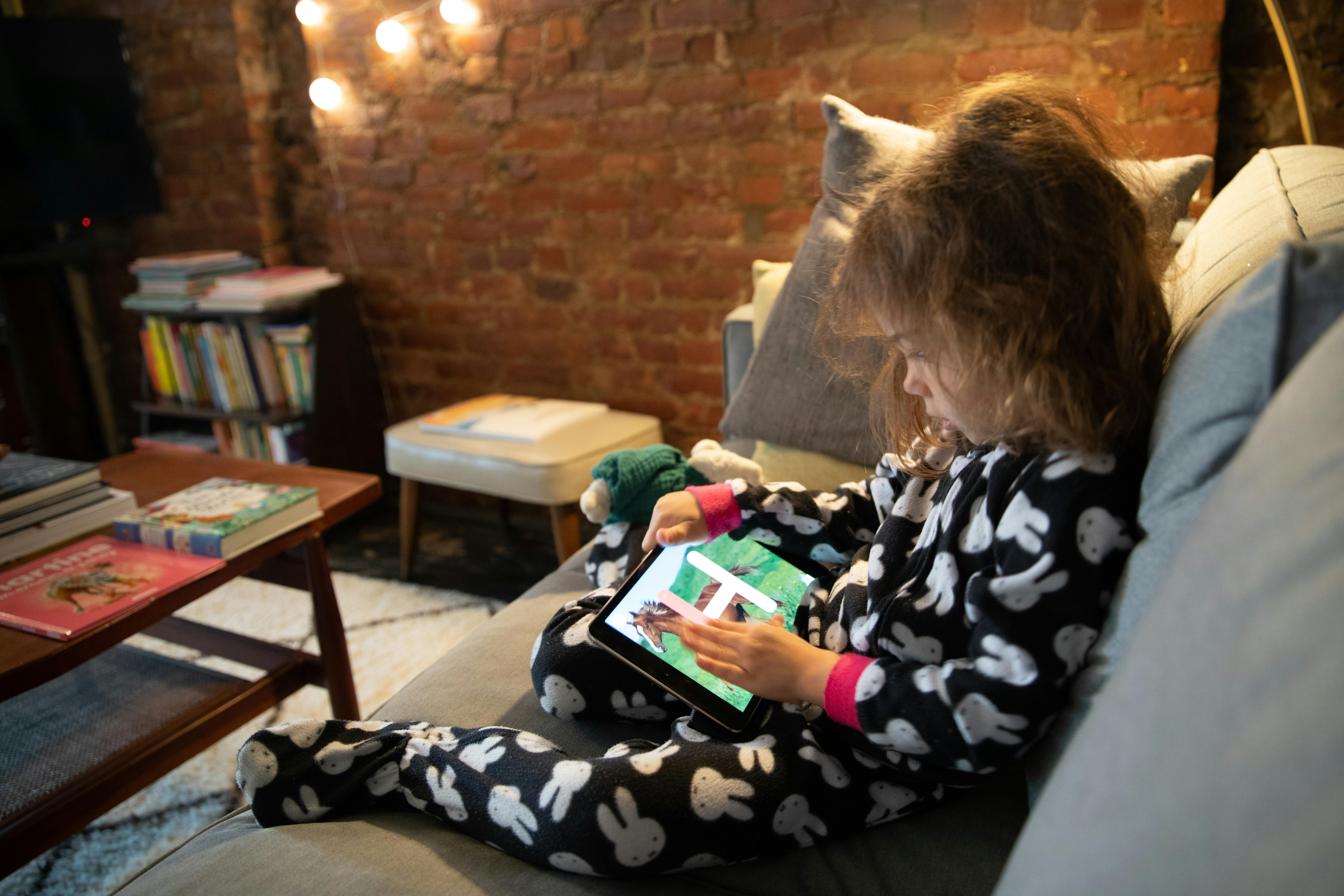 Una bambina con il suo tablet