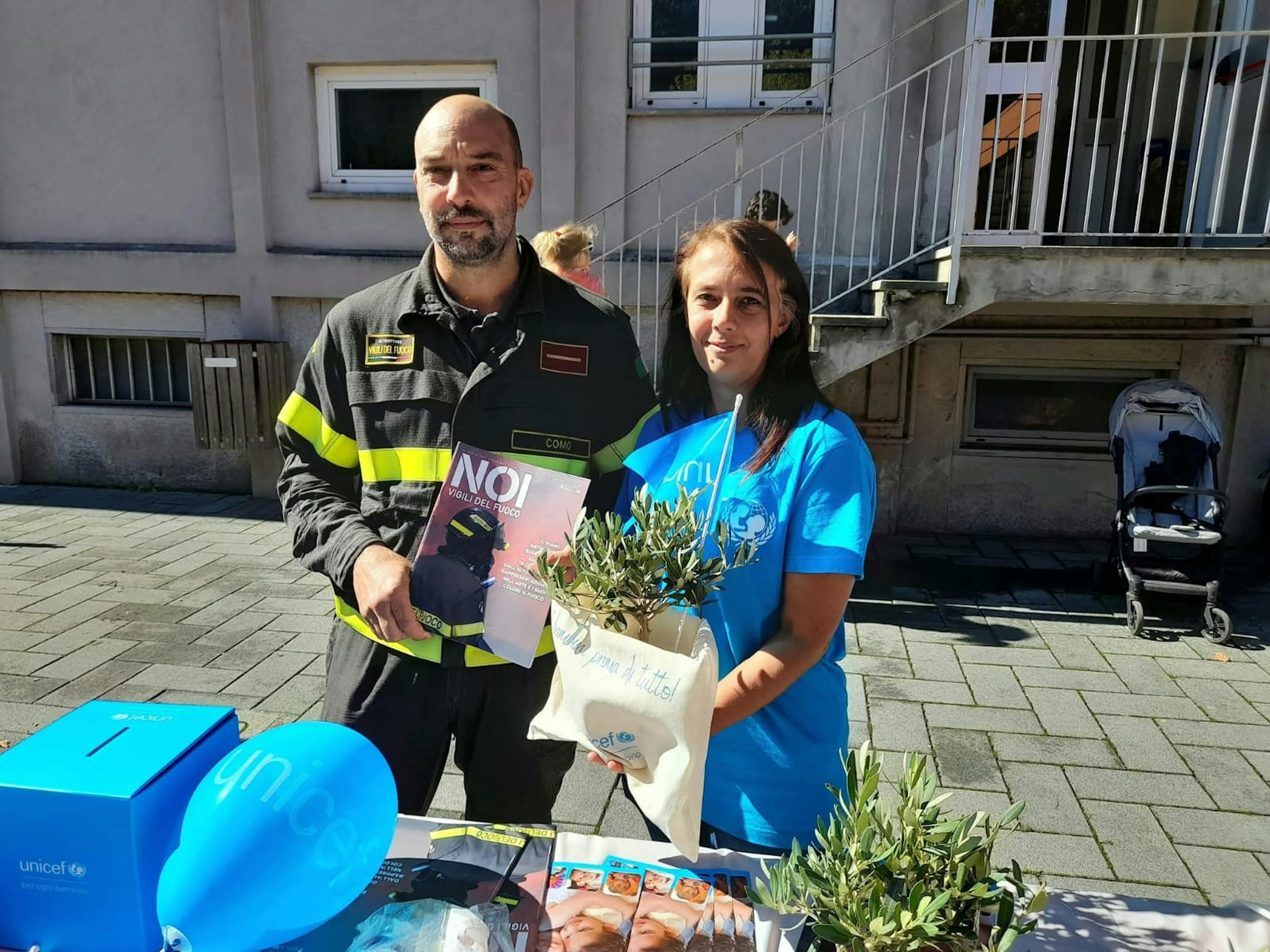 Volontaria UNICEF con Vigile del Fuoco a Como durante la campagna Ulivo UNICEF