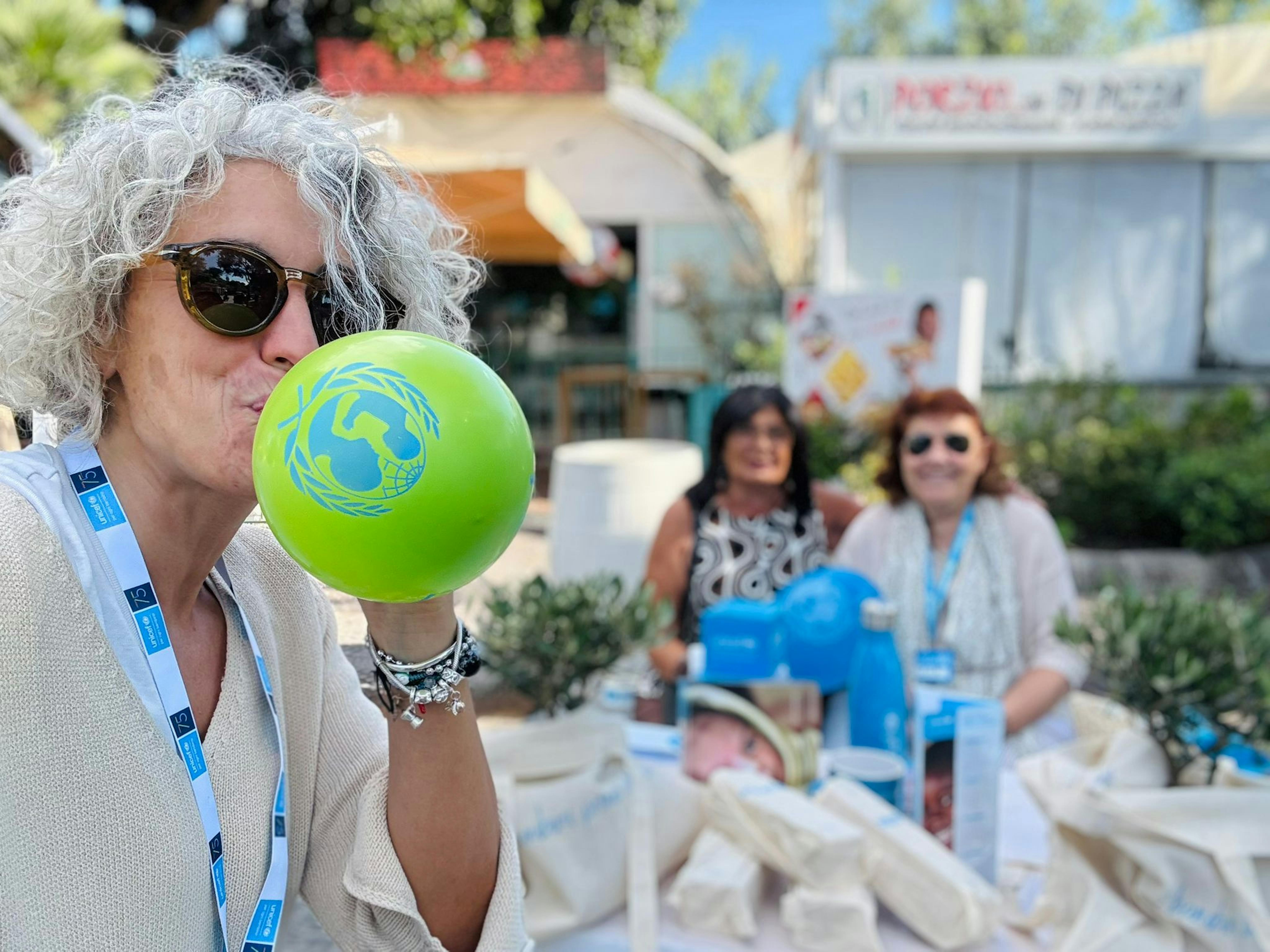 Volontari UNICEF ad Ischia durante la campagna Ulivo UNICEF