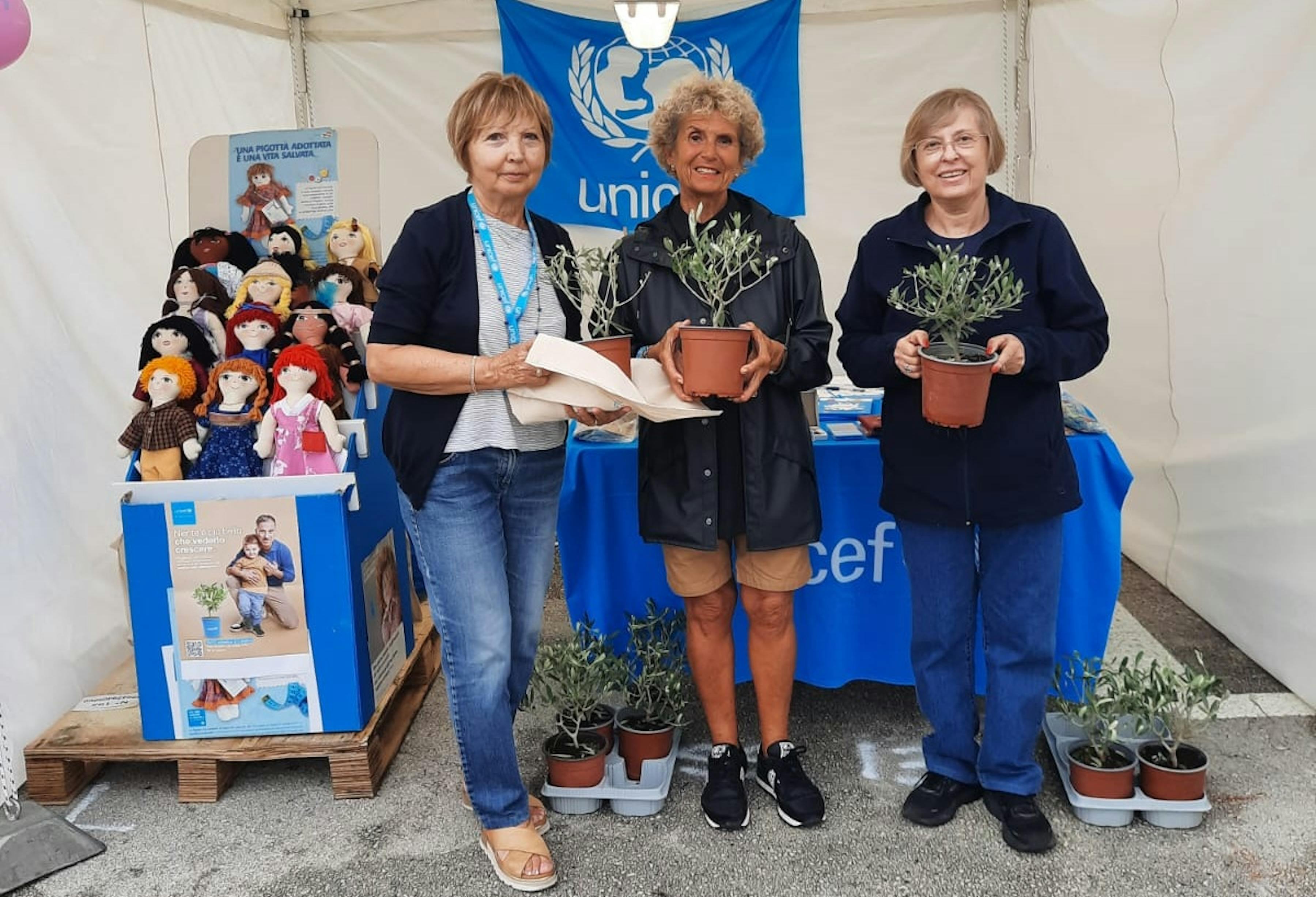 Volontari UNICEF nella città di Ancona durante la campagna Ulivo UNICEF