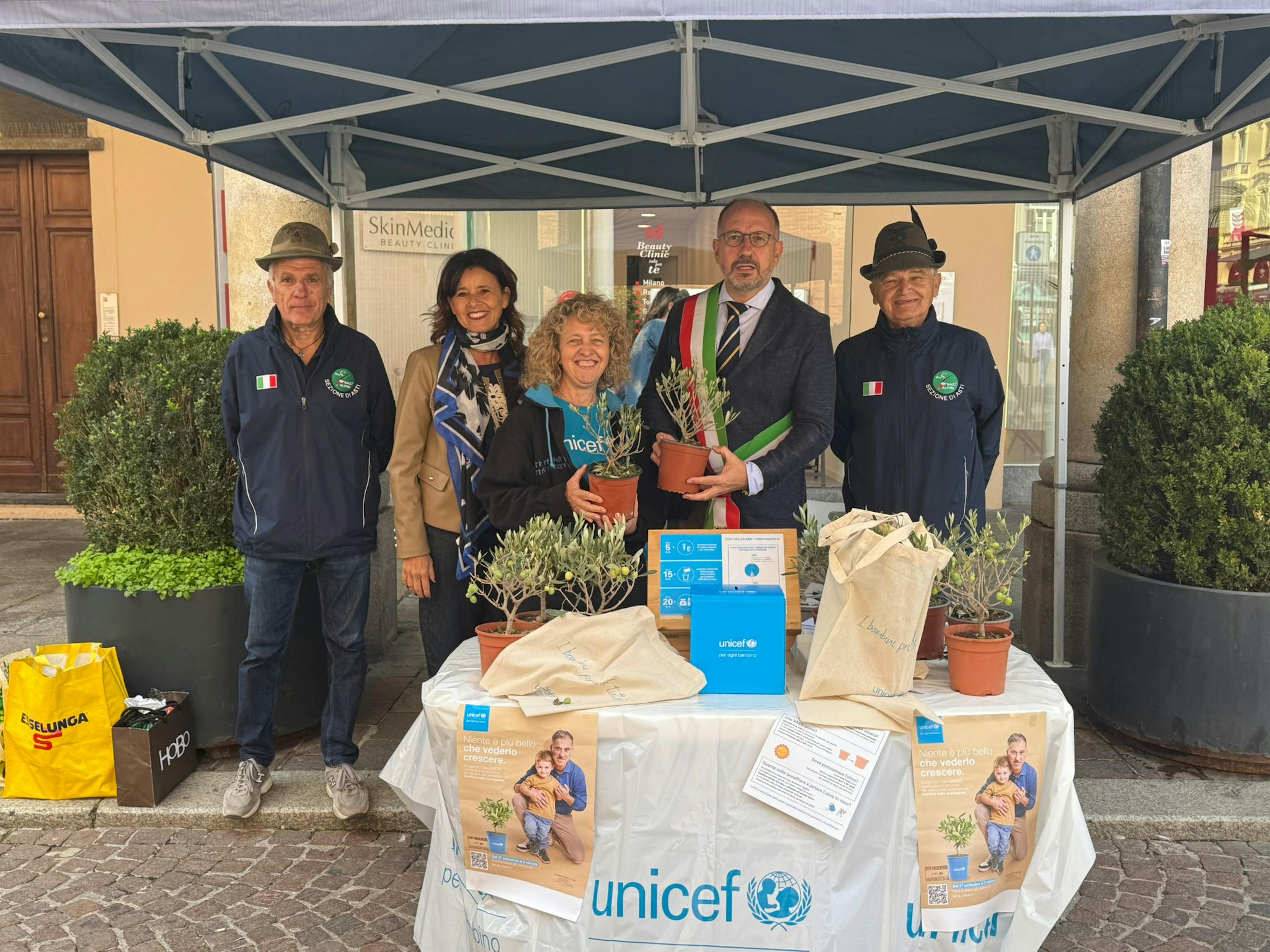 Volontari UNICEF con gli alpini e il sindaco di  Asti durante la campagna Ulivo UNICEF
