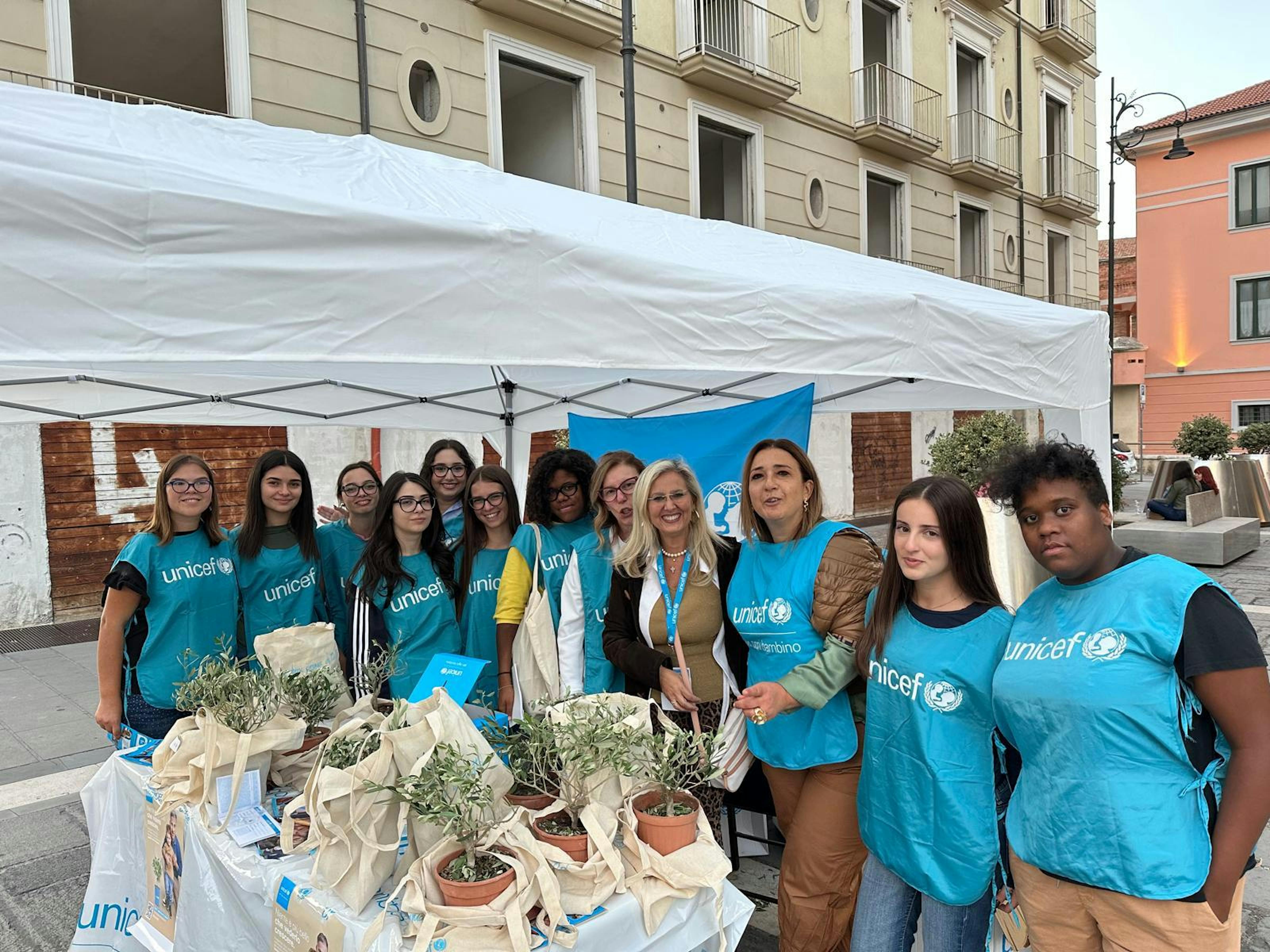 Volontari UNICEF nella città di Avellino durante la campagna Ulivo UNICEF