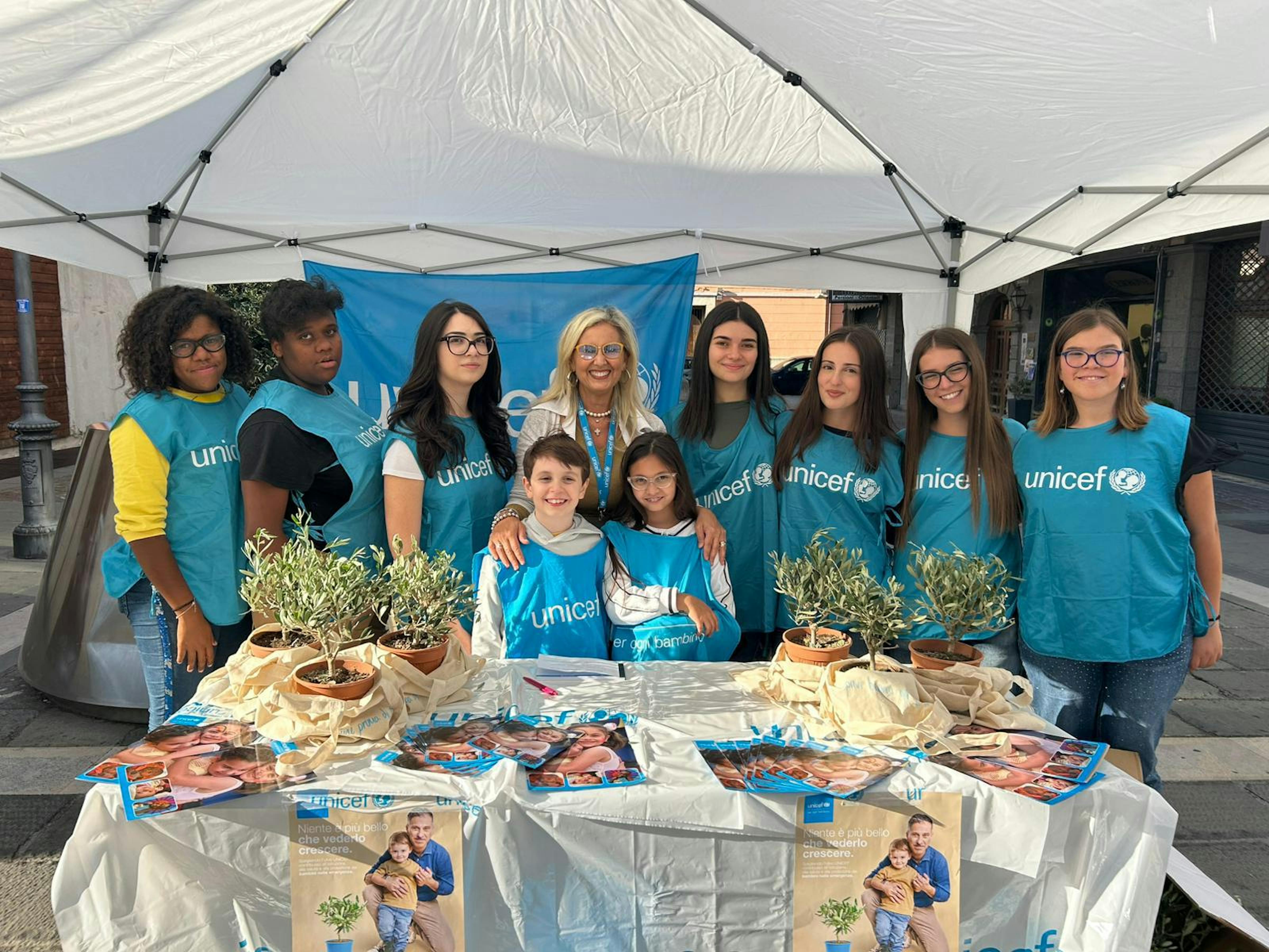 Volontari UNICEF nella città di Avellino durante la campagna Ulivo UNICEF