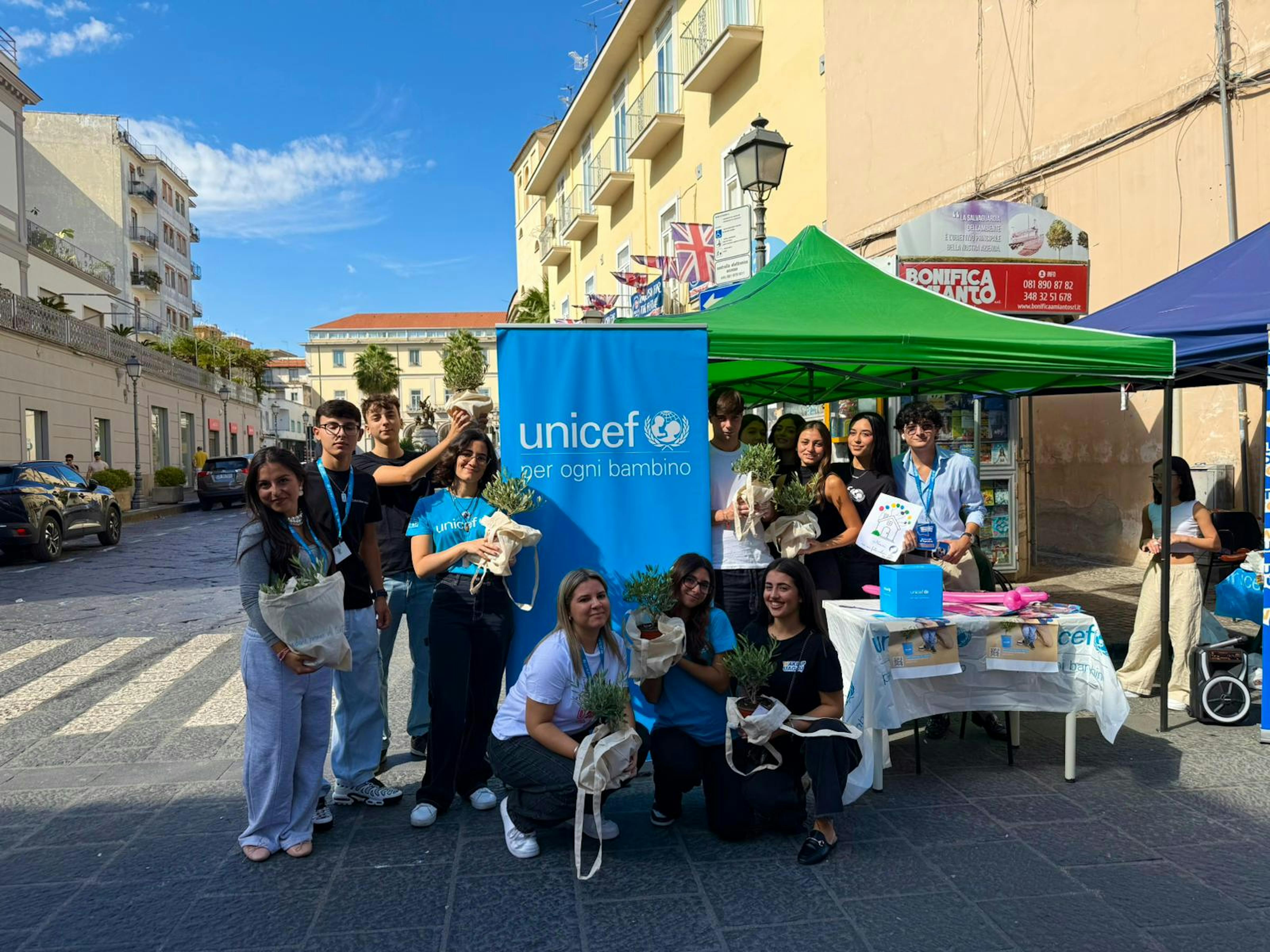 Volontari UNICEF nella città di Caserta durante la campagna Ulivo UNICEF