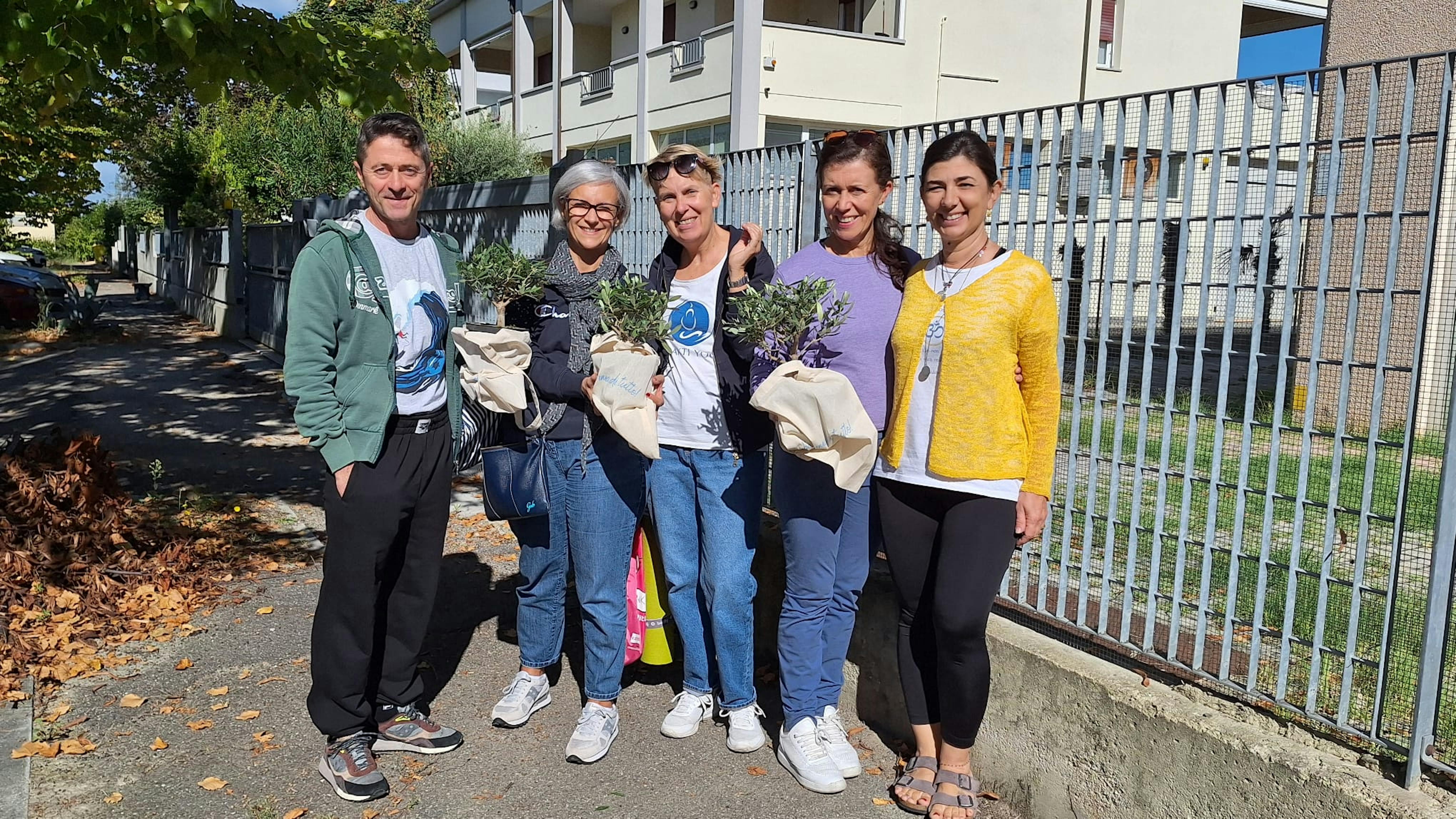 Volontari UNICEF nella città di Forlì durante la campagna Ulivo UNICEF