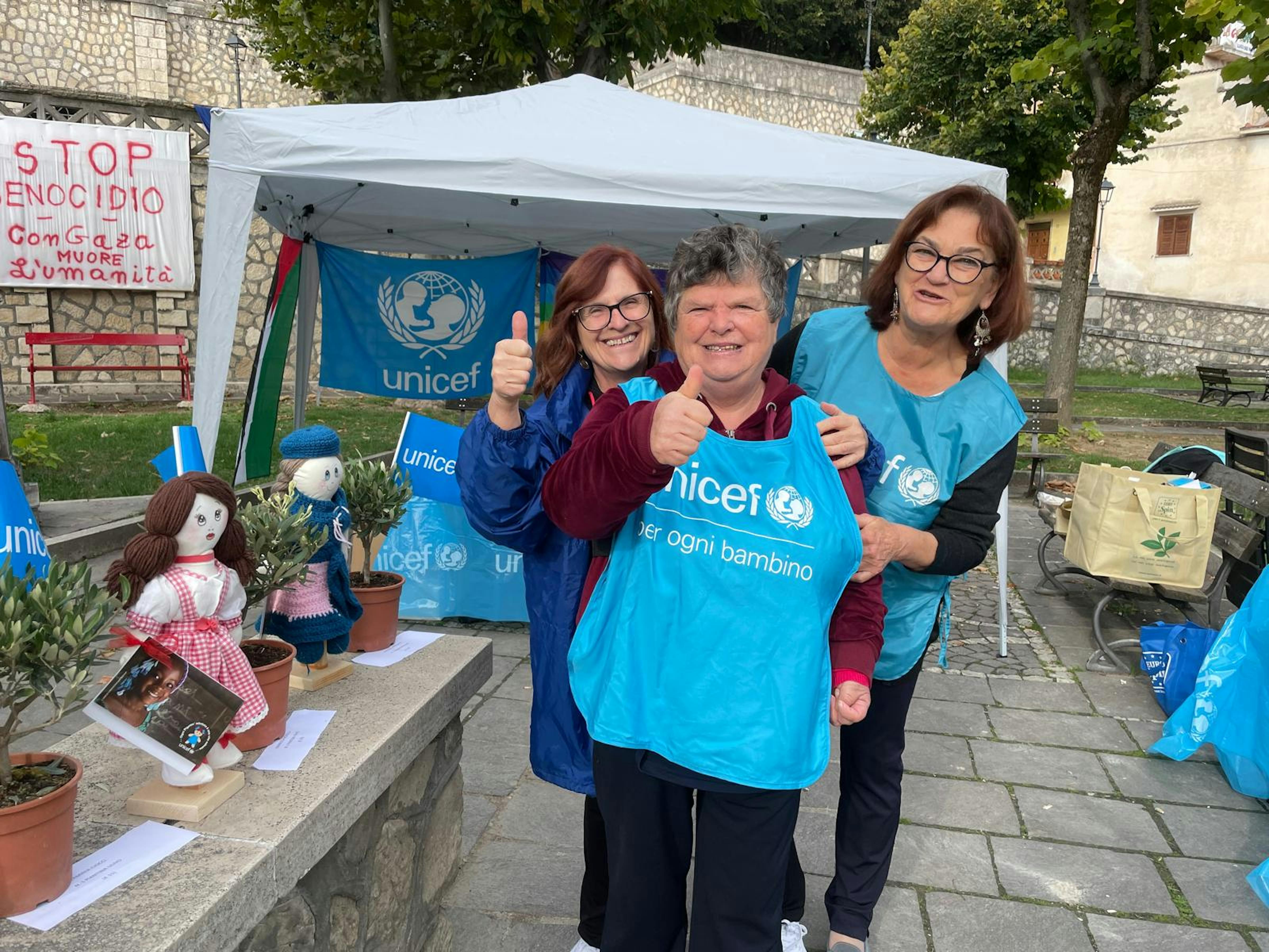 Volontari UNICEF nella città dell'Aquila durante la campagna Ulivo UNICEF