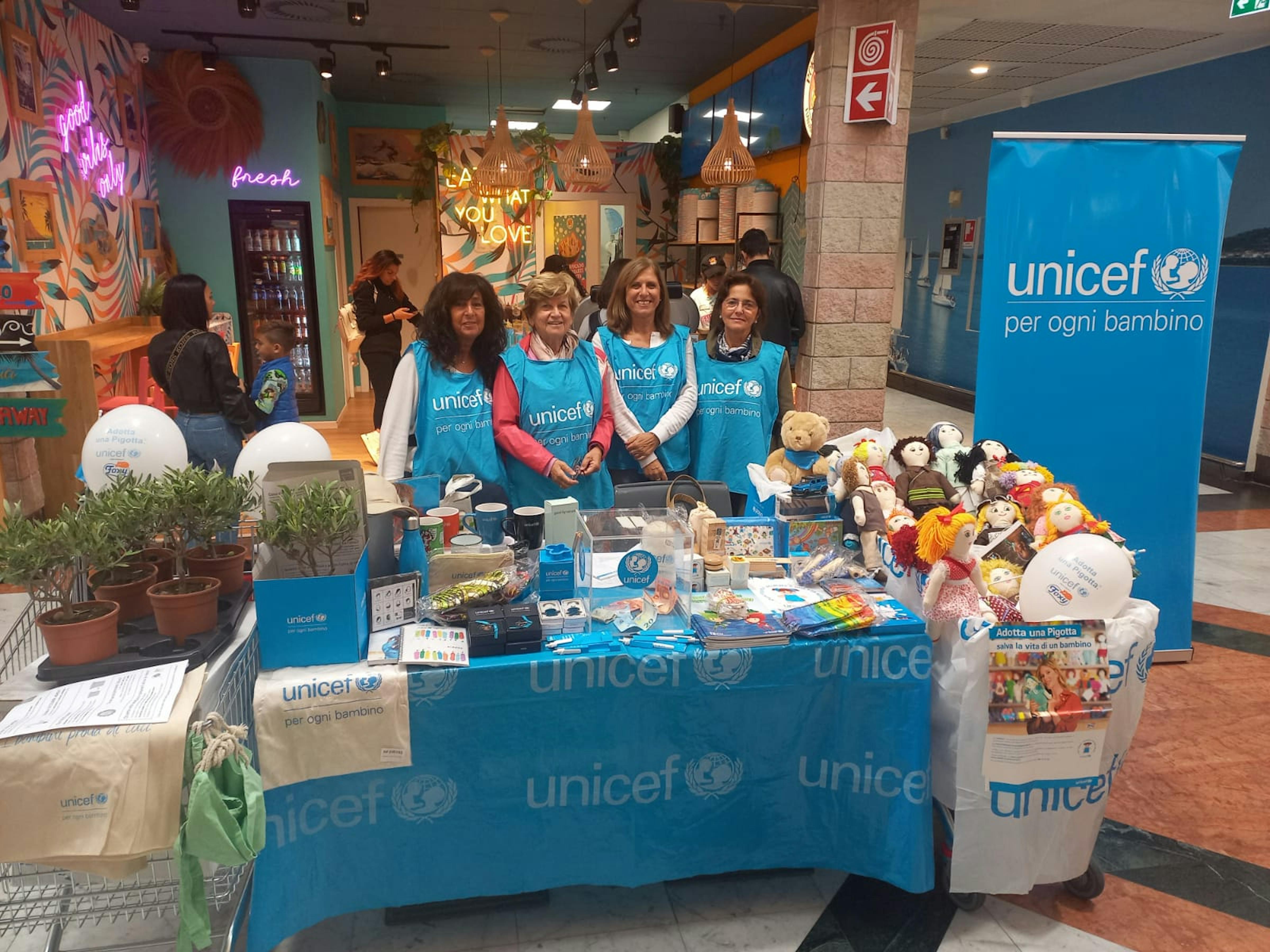 Volontari UNICEF nella città di La Spezia durante la campagna Ulivo UNICEF