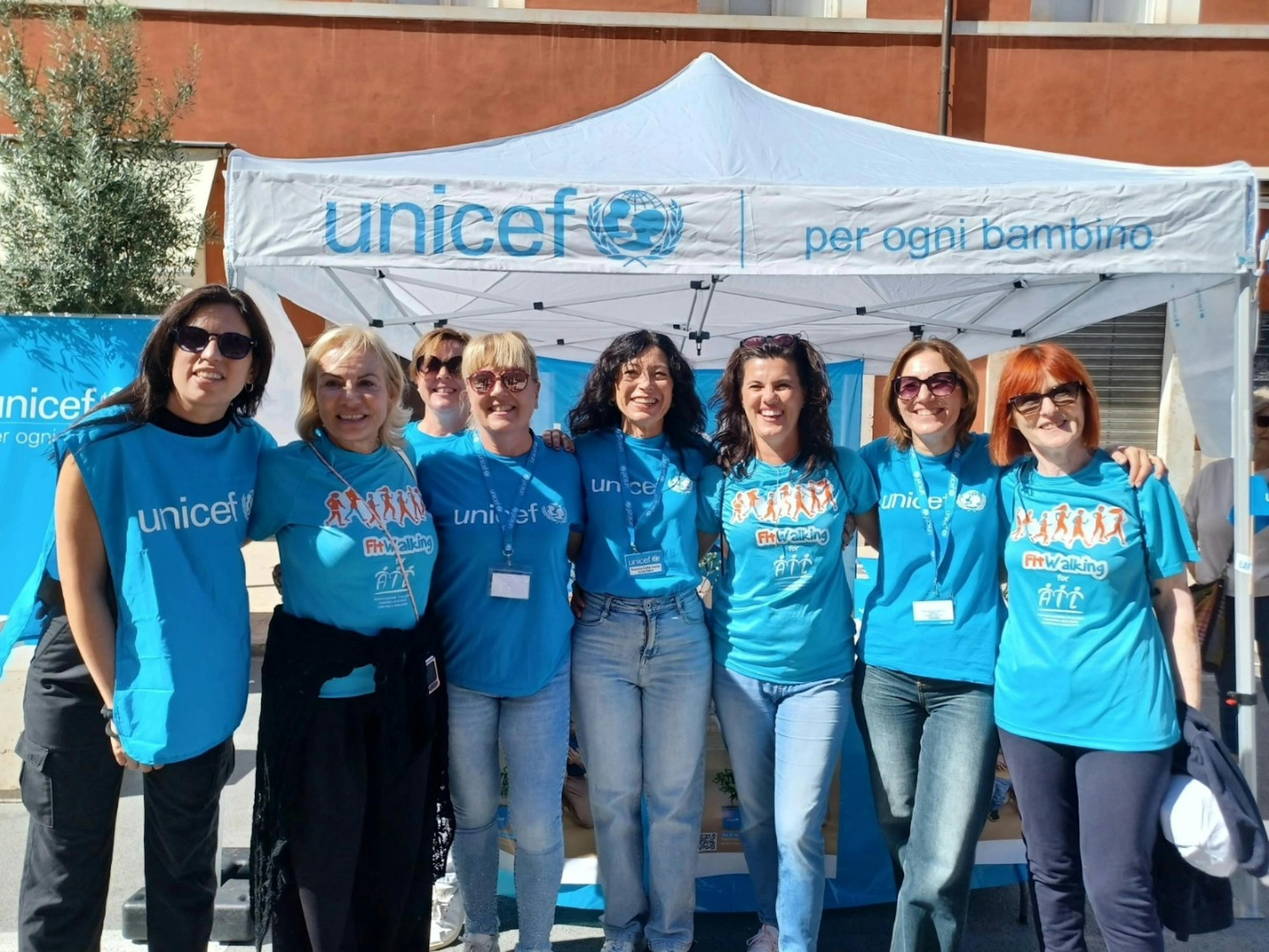 Volontari UNICEF della città di Latina durante la campagna Ulivo UNICEF