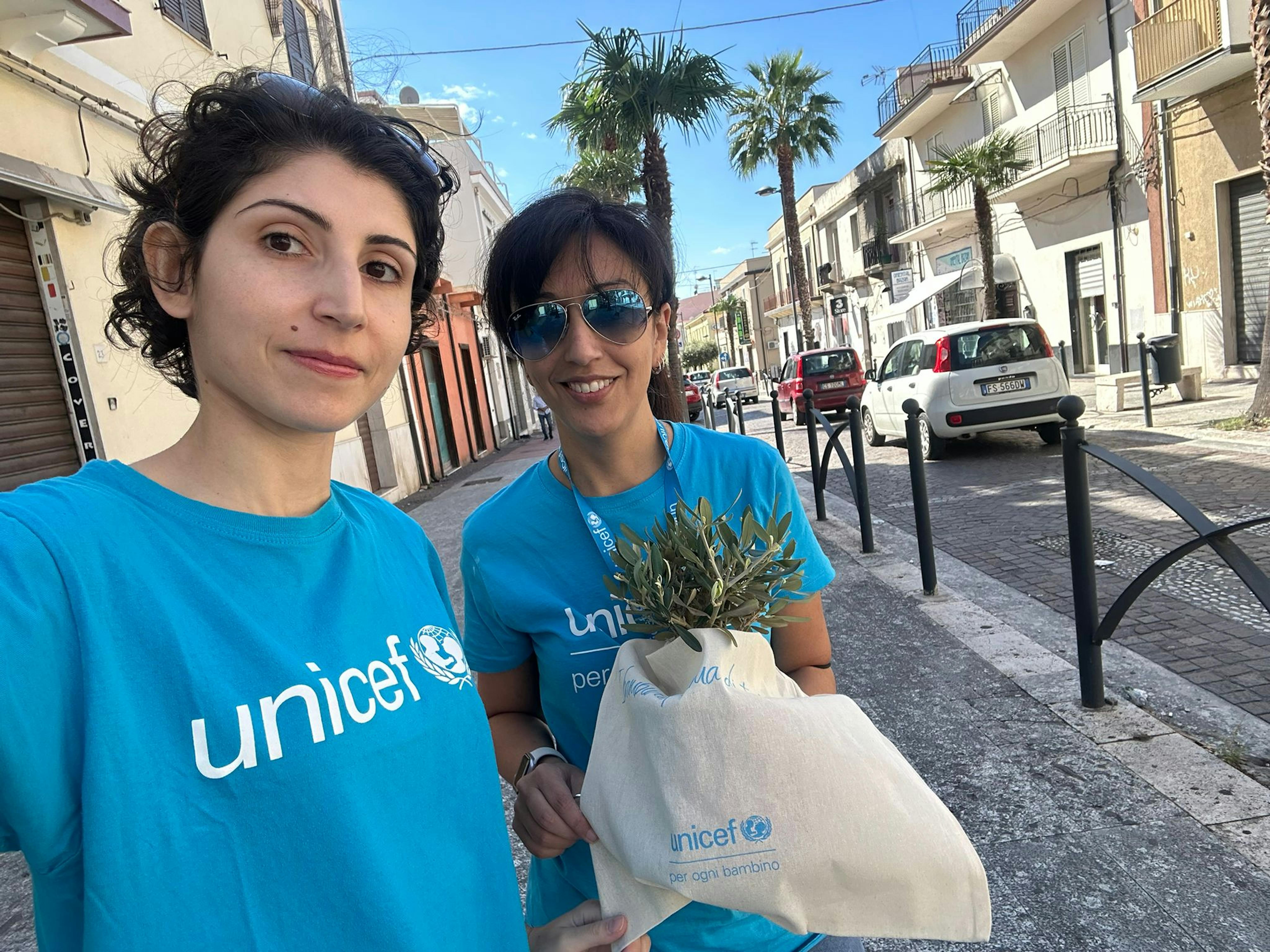 Volontari UNICEF a Melito Porto Salvo (RC) durante la campagna Ulivo UNICEF