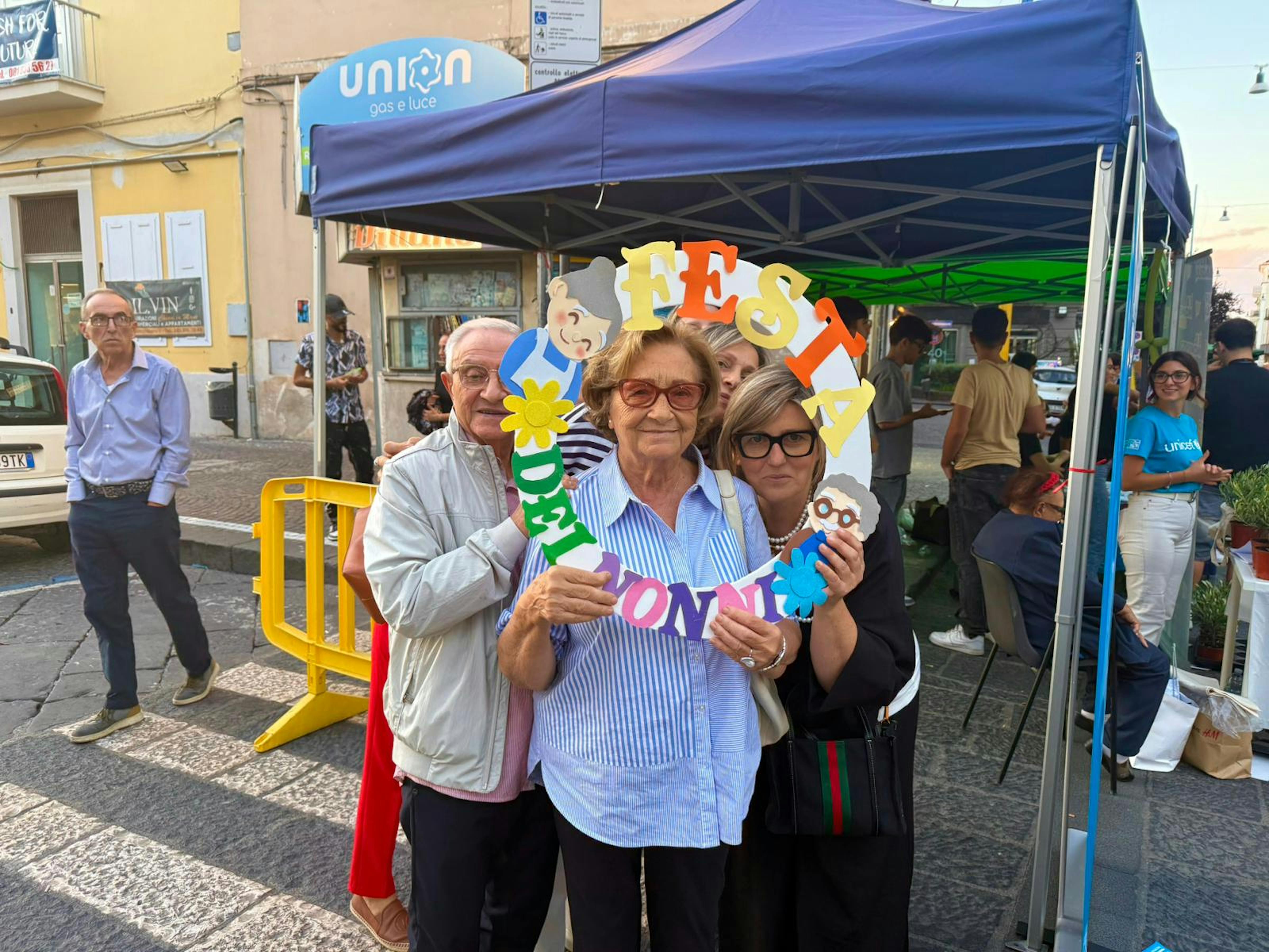 Nonni a Caserta durante la campagna Ulivo UNICEF