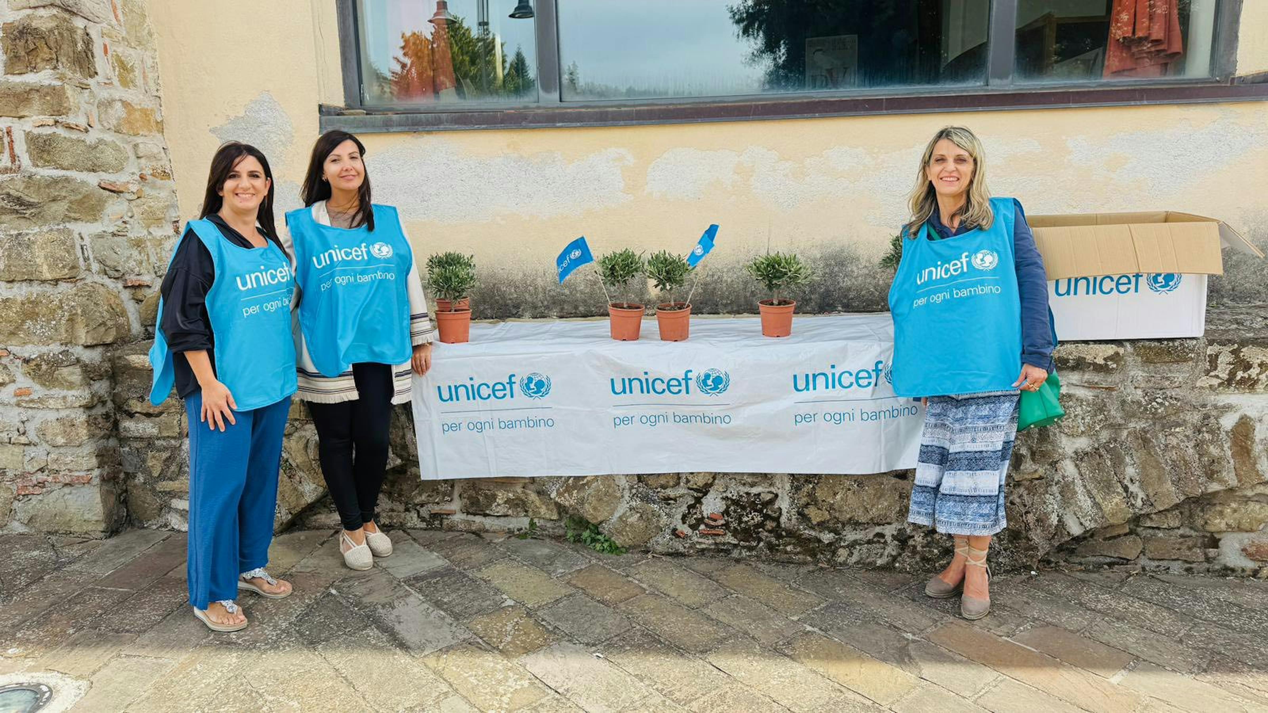 Volontari UNICEF a Potenza durante la campagna Ulivo UNICEF