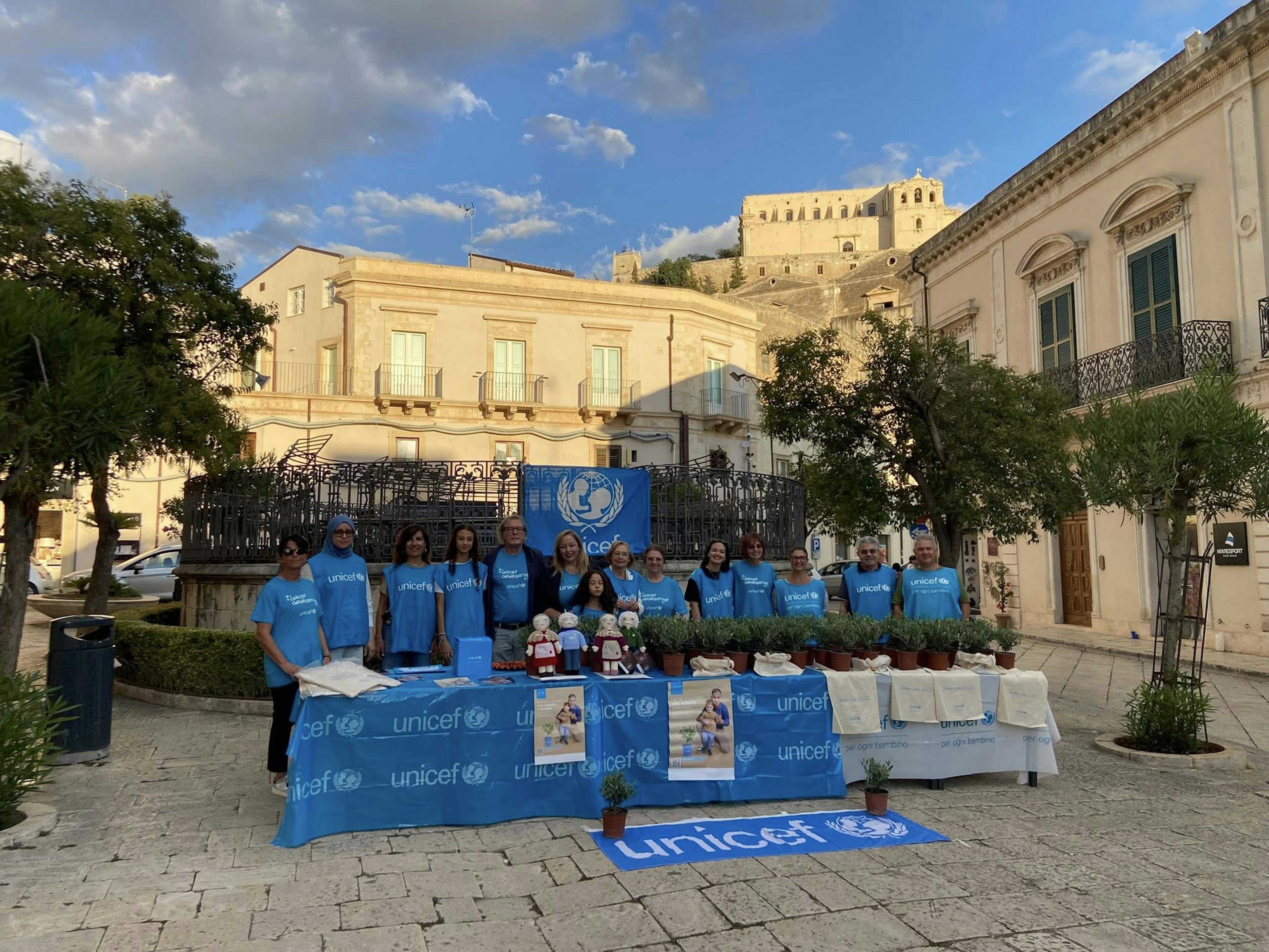 Volontari UNICEF nella città di Ragusa durante la campagna Ulivo UNICEF