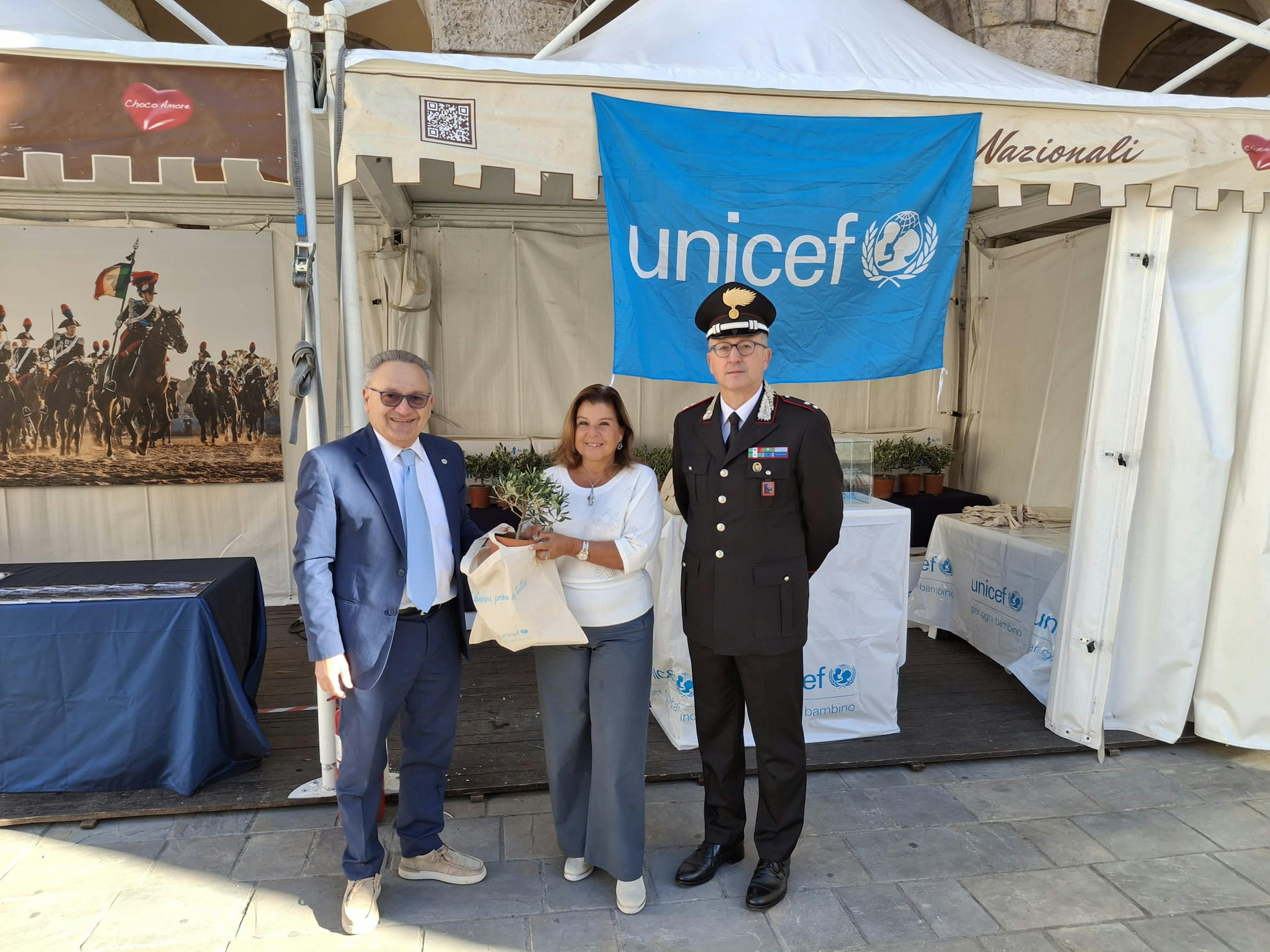 Volontara UNICEF con un ufficiale dei Carabinieri nella città di Rieti durante la campagna Ulivo UNICEF