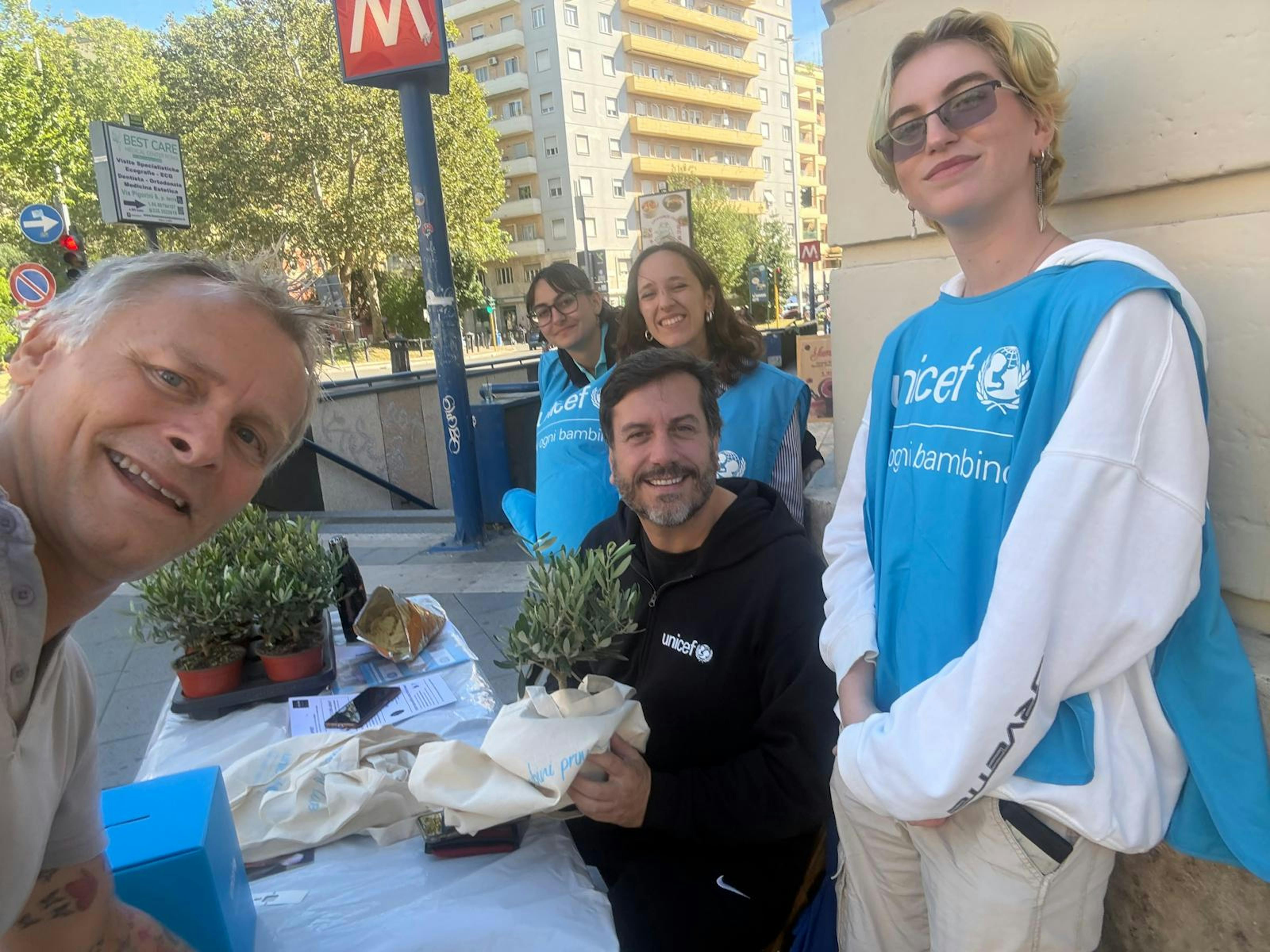Volontari UNICEF con il portavoce UNICEF Italia Andrea Iacomini a Roma durante la campagna Ulivo UNICEF