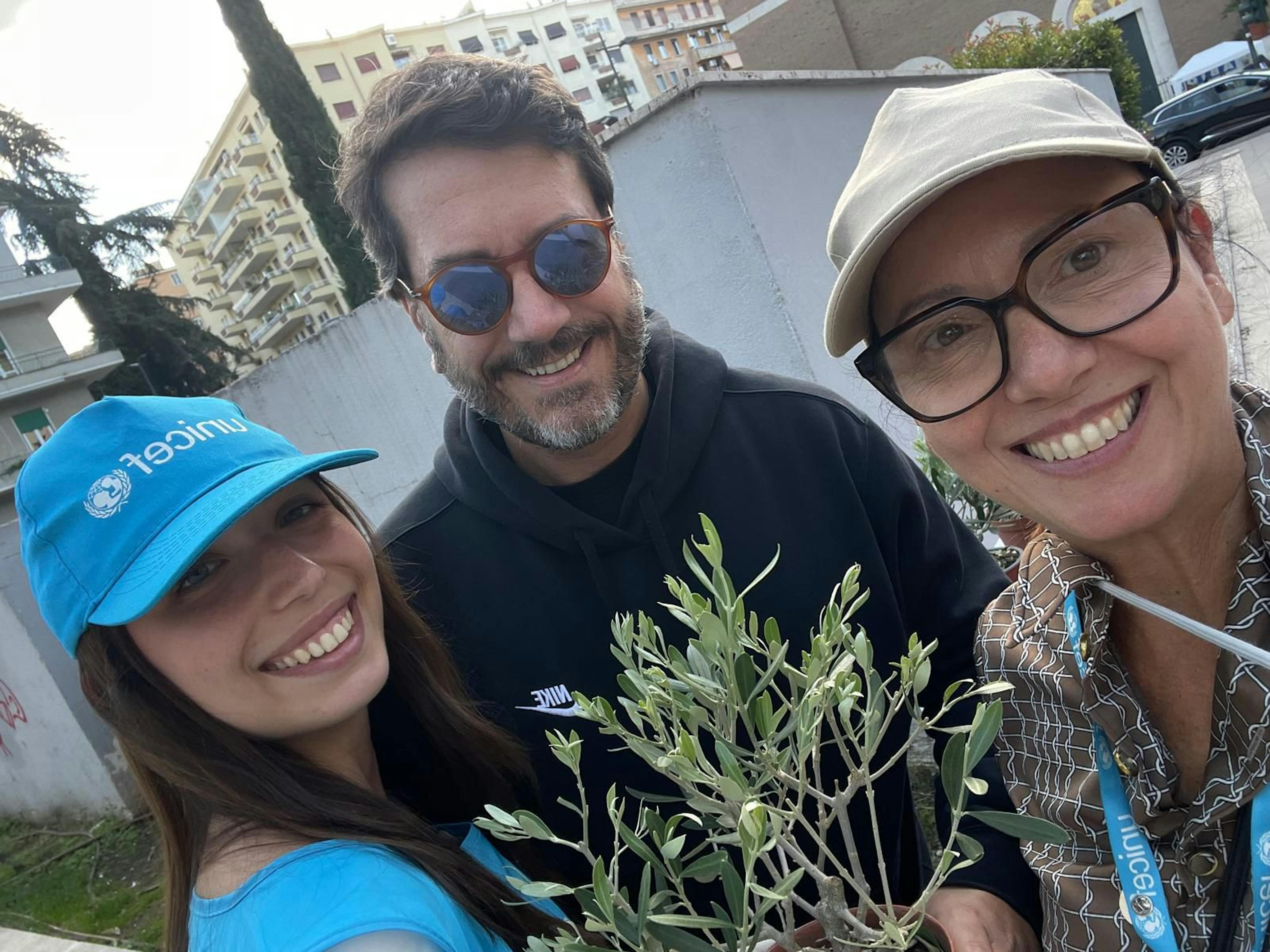 Volontari UNICEF con il portavoce UNICEF Italia Andrea Iacomini a Roma durante la campagna Ulivo UNICEF