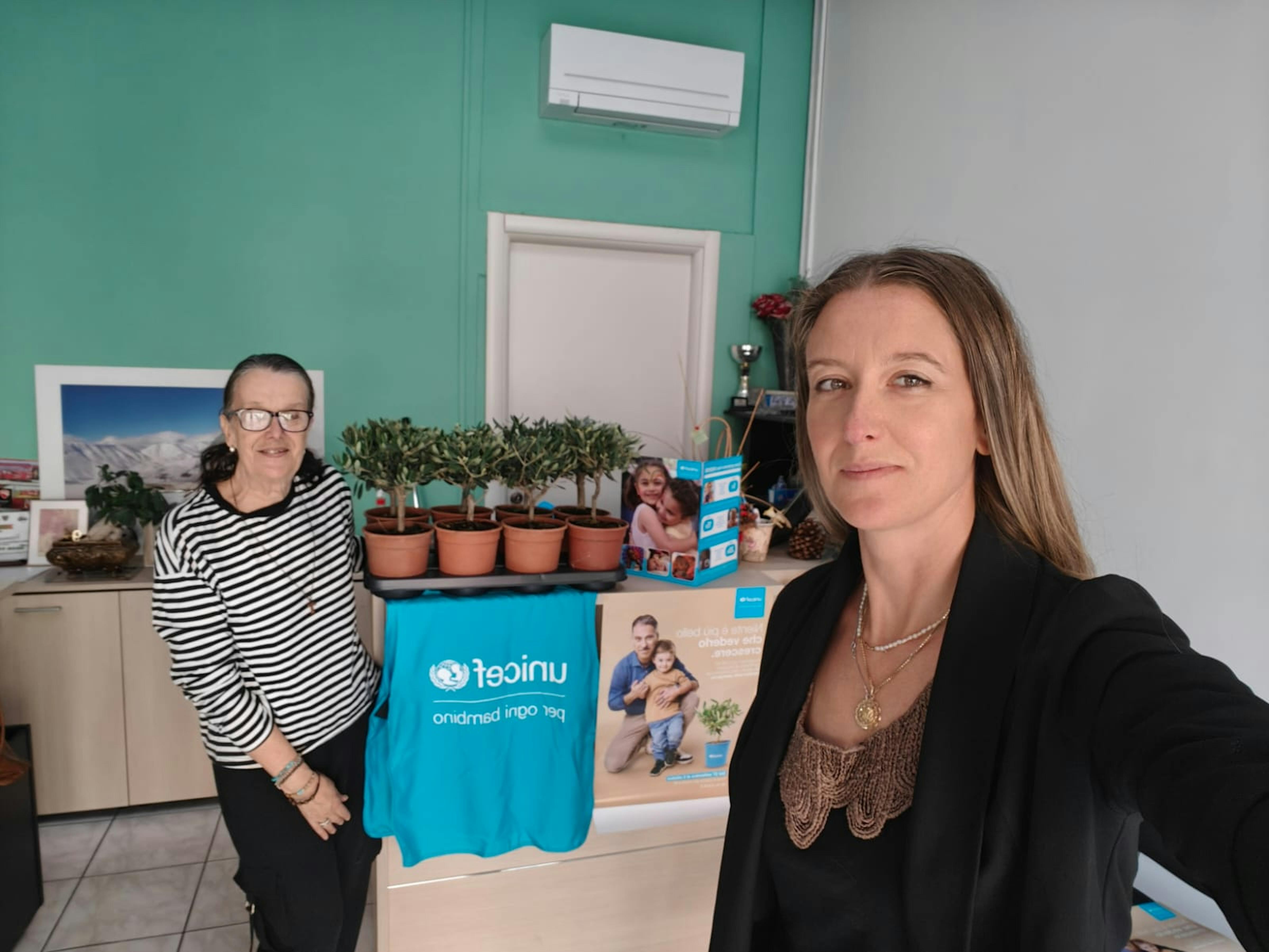 Volontari UNICEF nella città di Terni durante la campagna Ulivo UNICEF