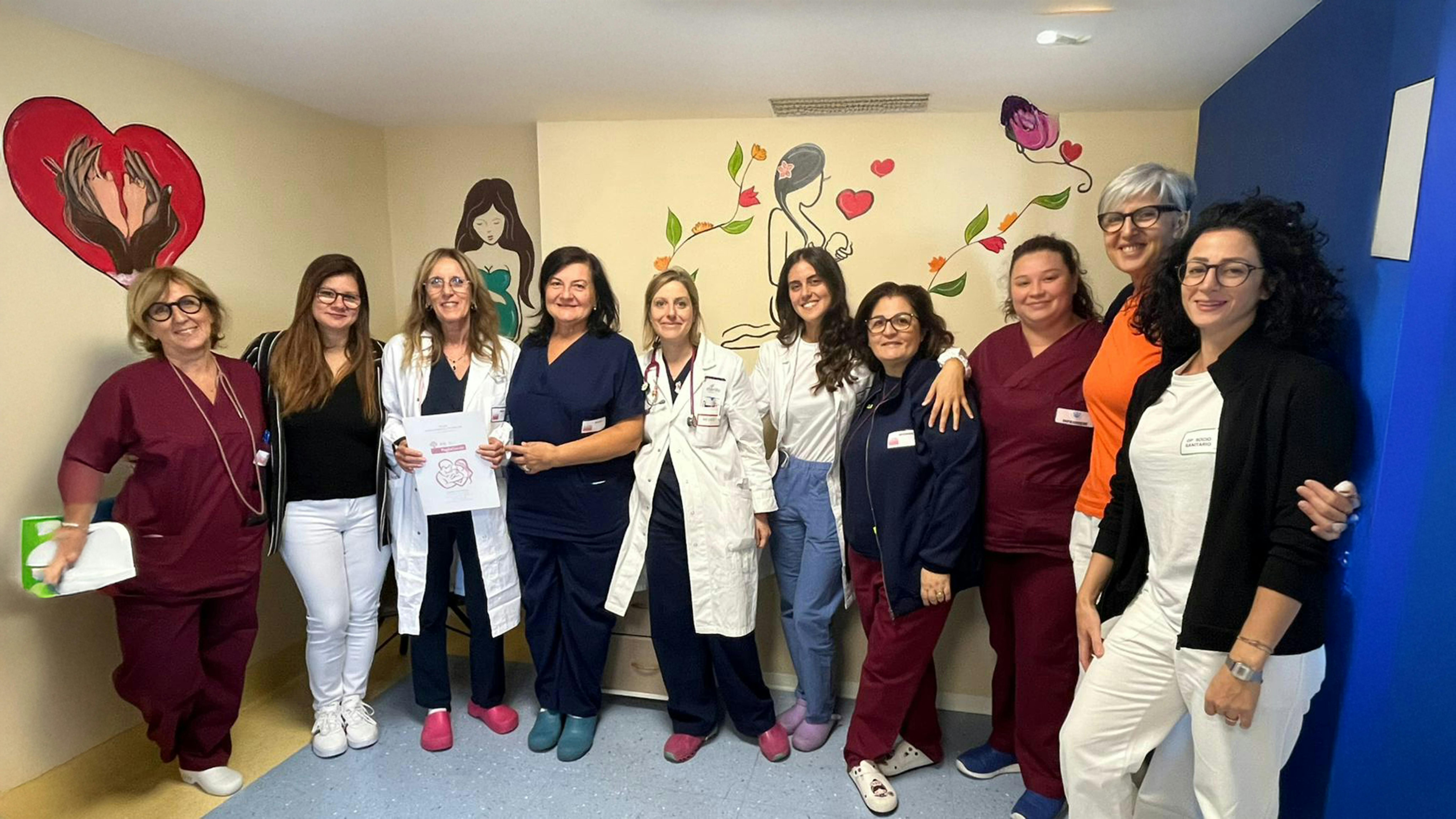 Staff del reparto di Pediatria Neonatologia dell'Ospedale San Paolo di Bari durante l'innaugurazione del Baby Pit Stop UNICEF