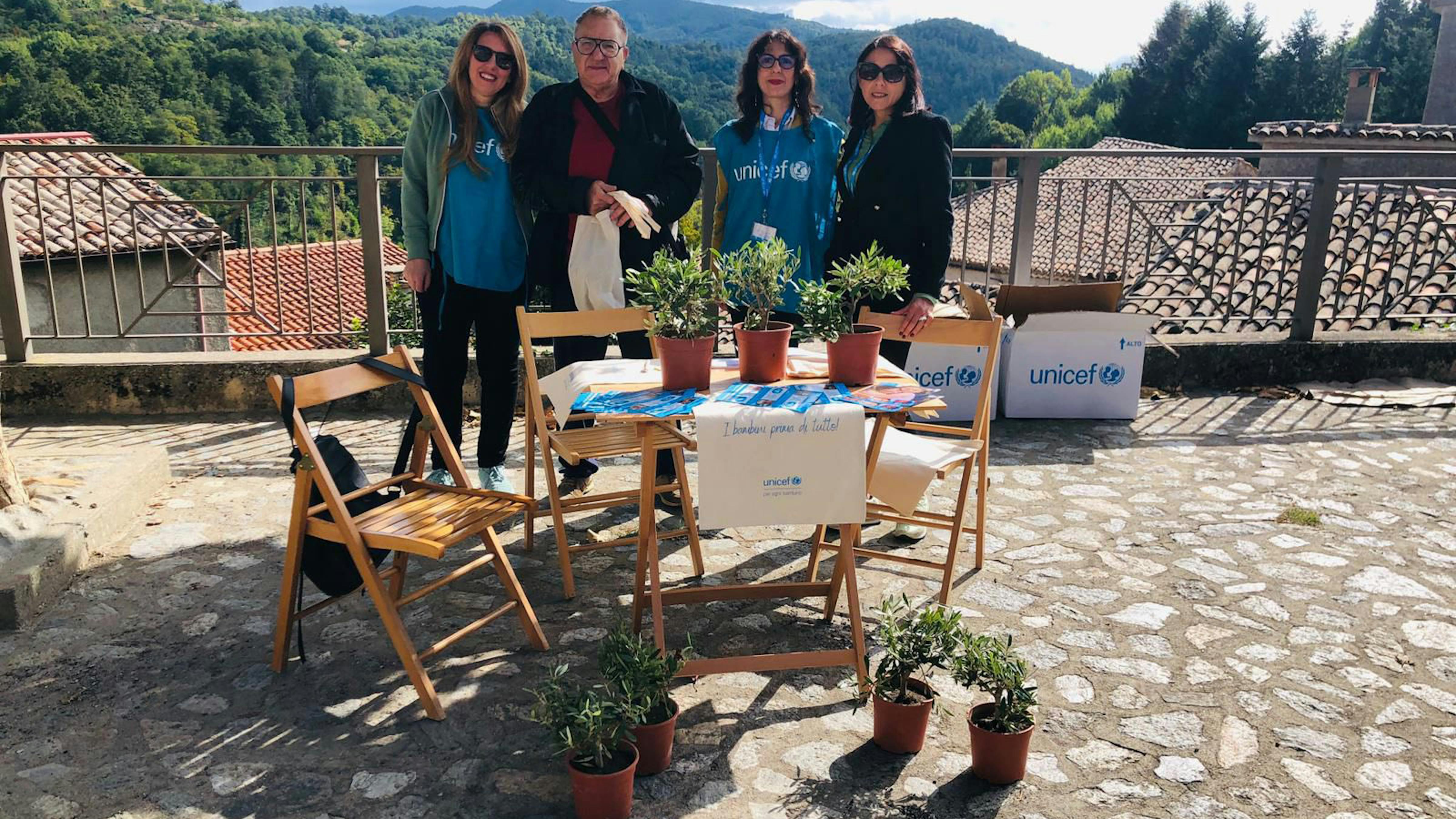 Volontari UNICEF nella città di Catanzaro durante la campagna Ulivo UNICEF