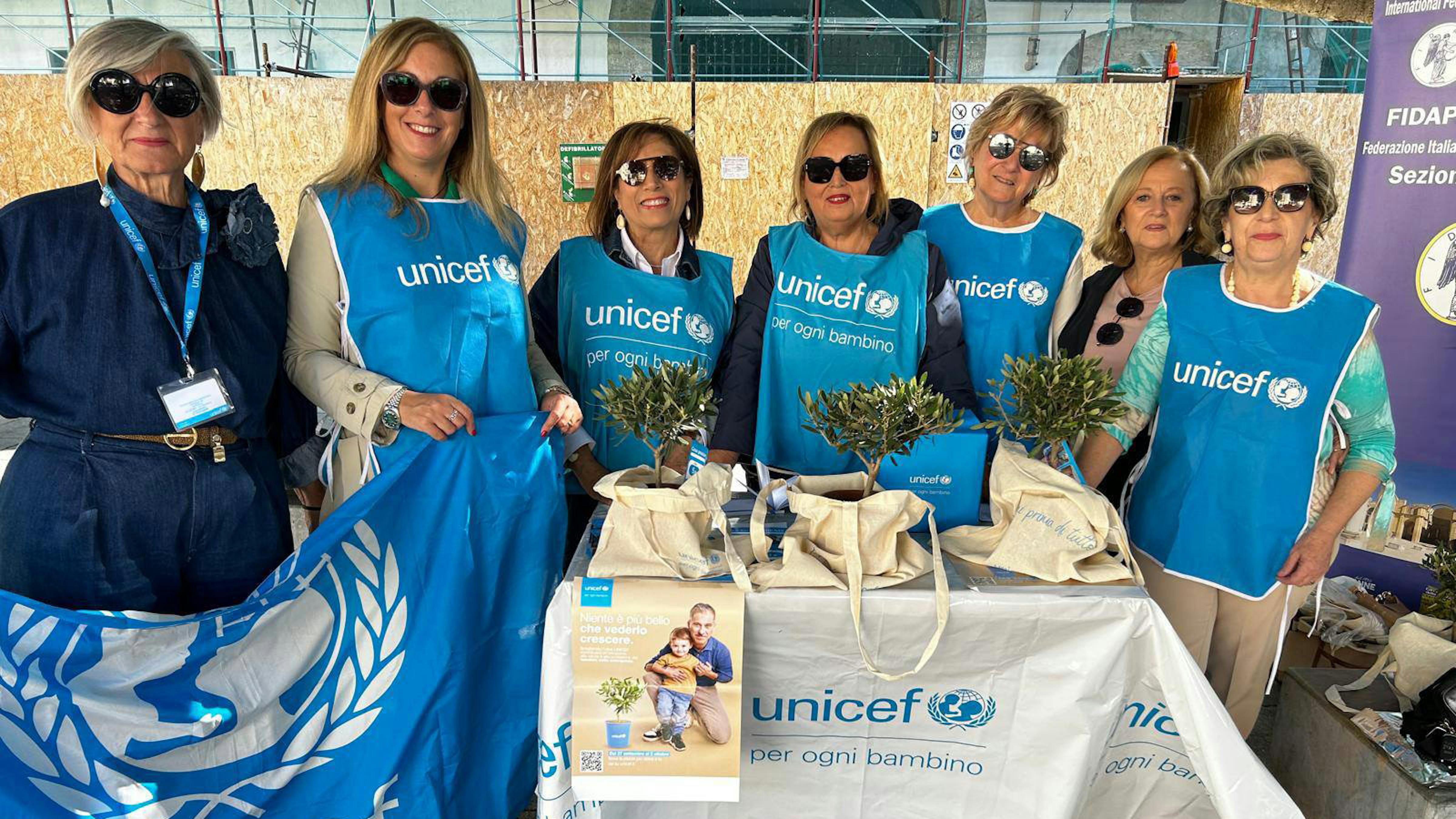 Volontari UNICEF a Trapani durante la campagna Ulivo UNICEF