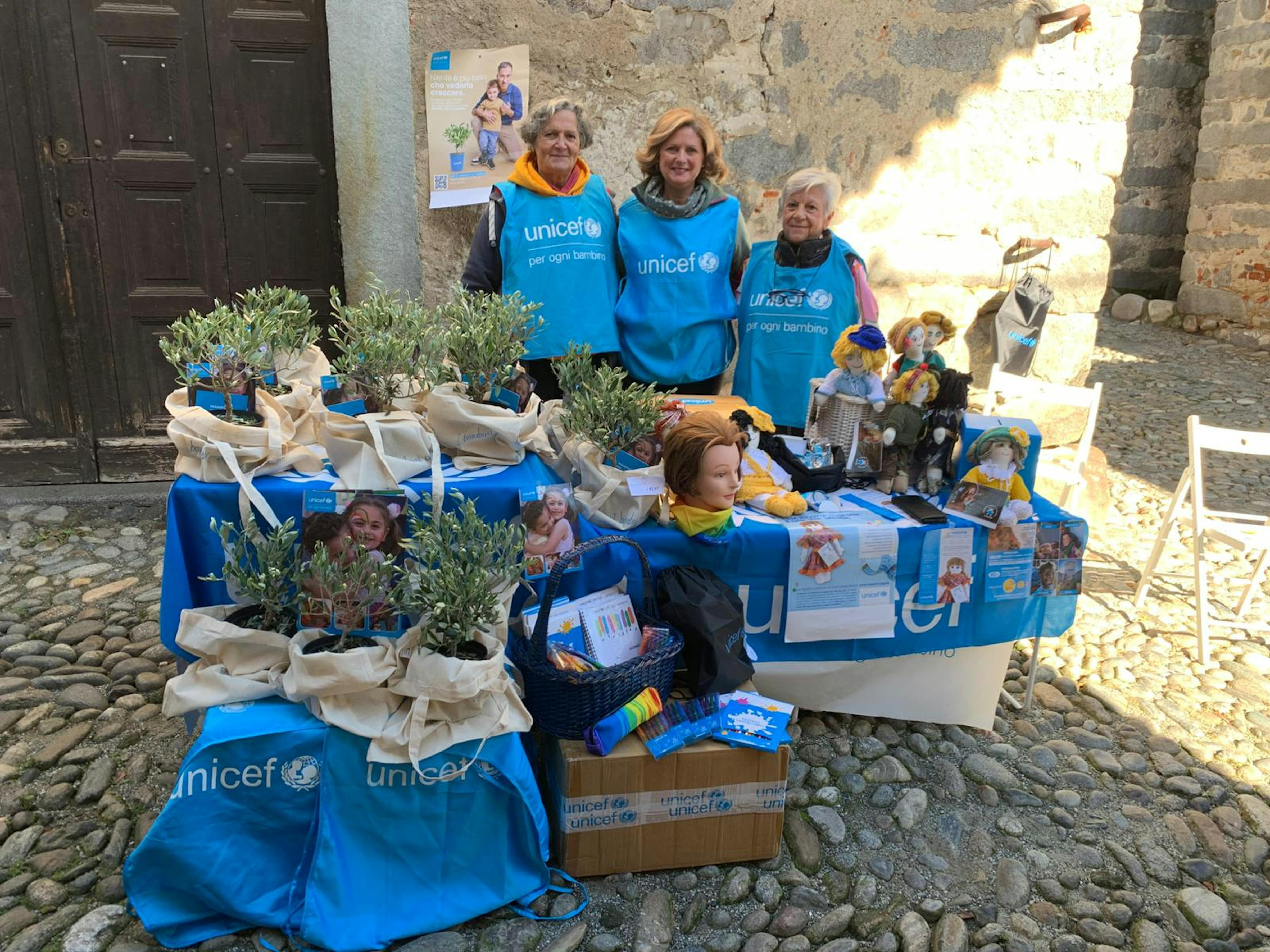 Volontari UNICEF nella città di Biella durante la campagna Ulivo UNICEF