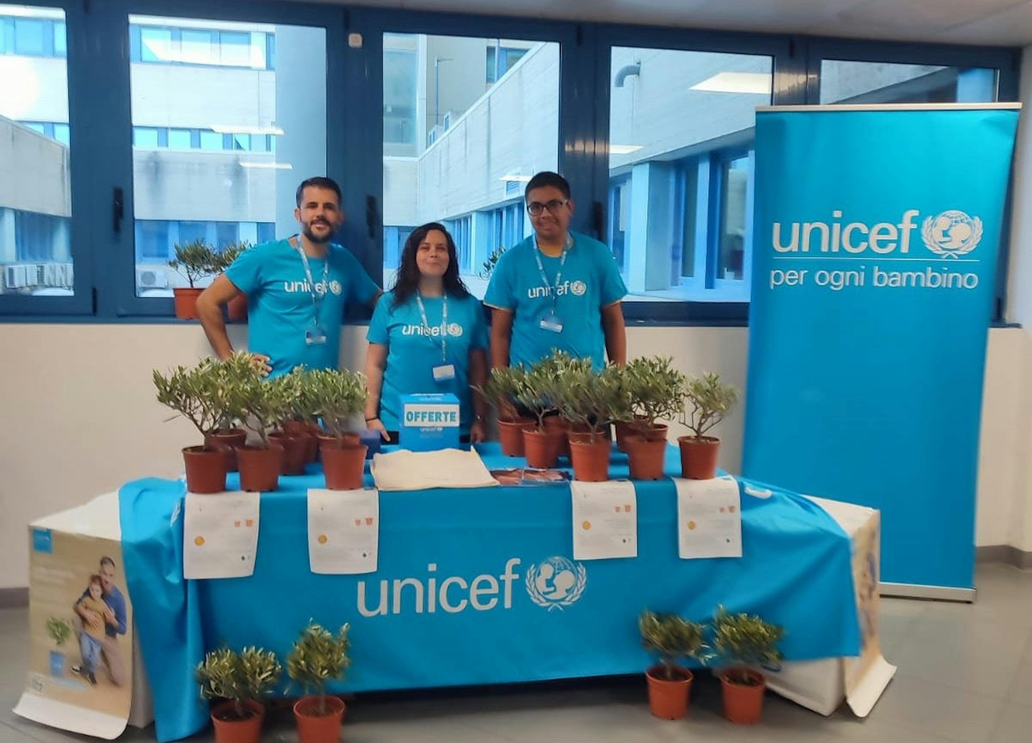 Volontari UNICEF nella città di Cagliari durante la campagna Ulivo UNICEF