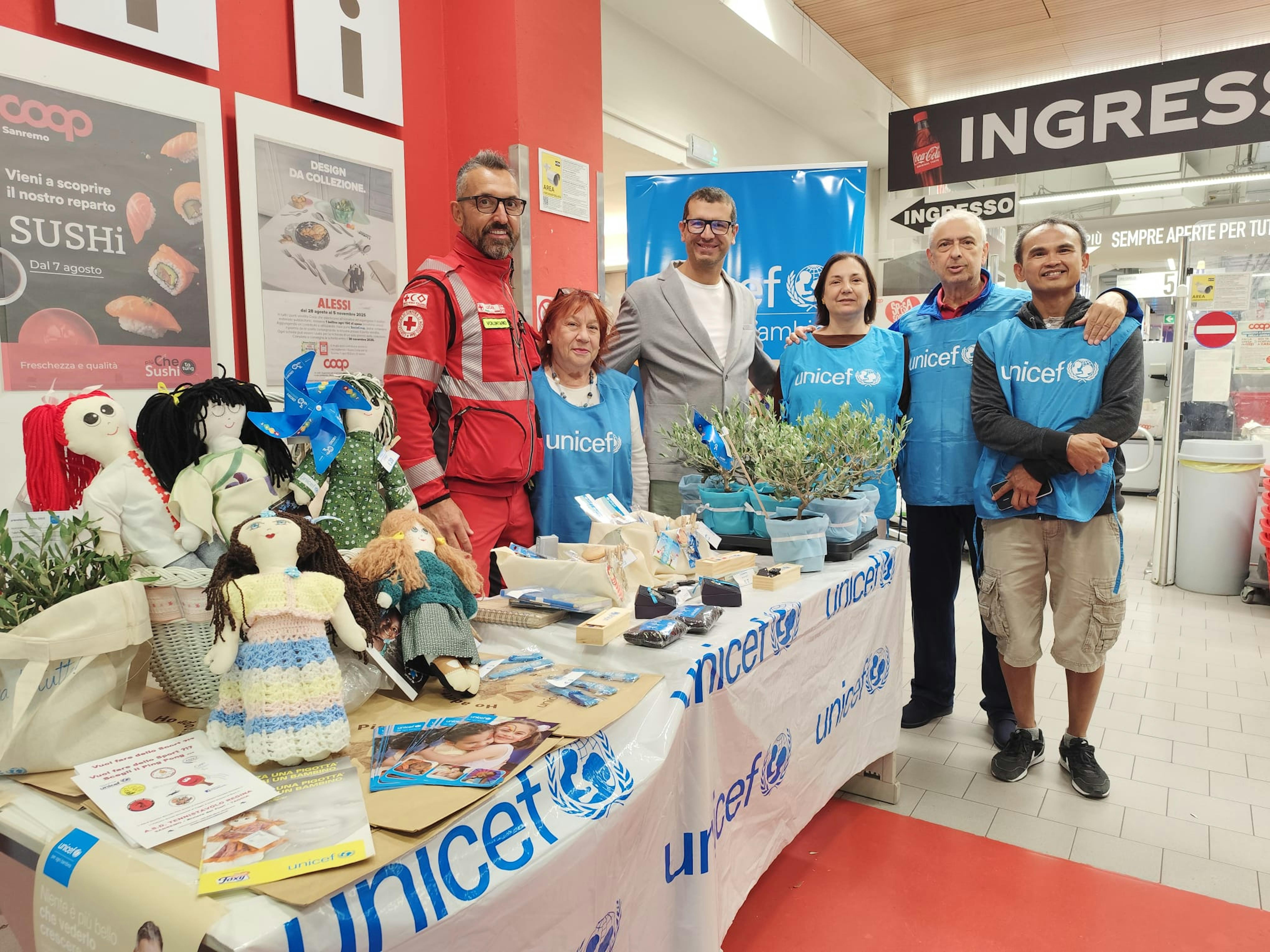 Volontari UNICEF nella città di Imperia durante la campagna Ulivo UNICEF