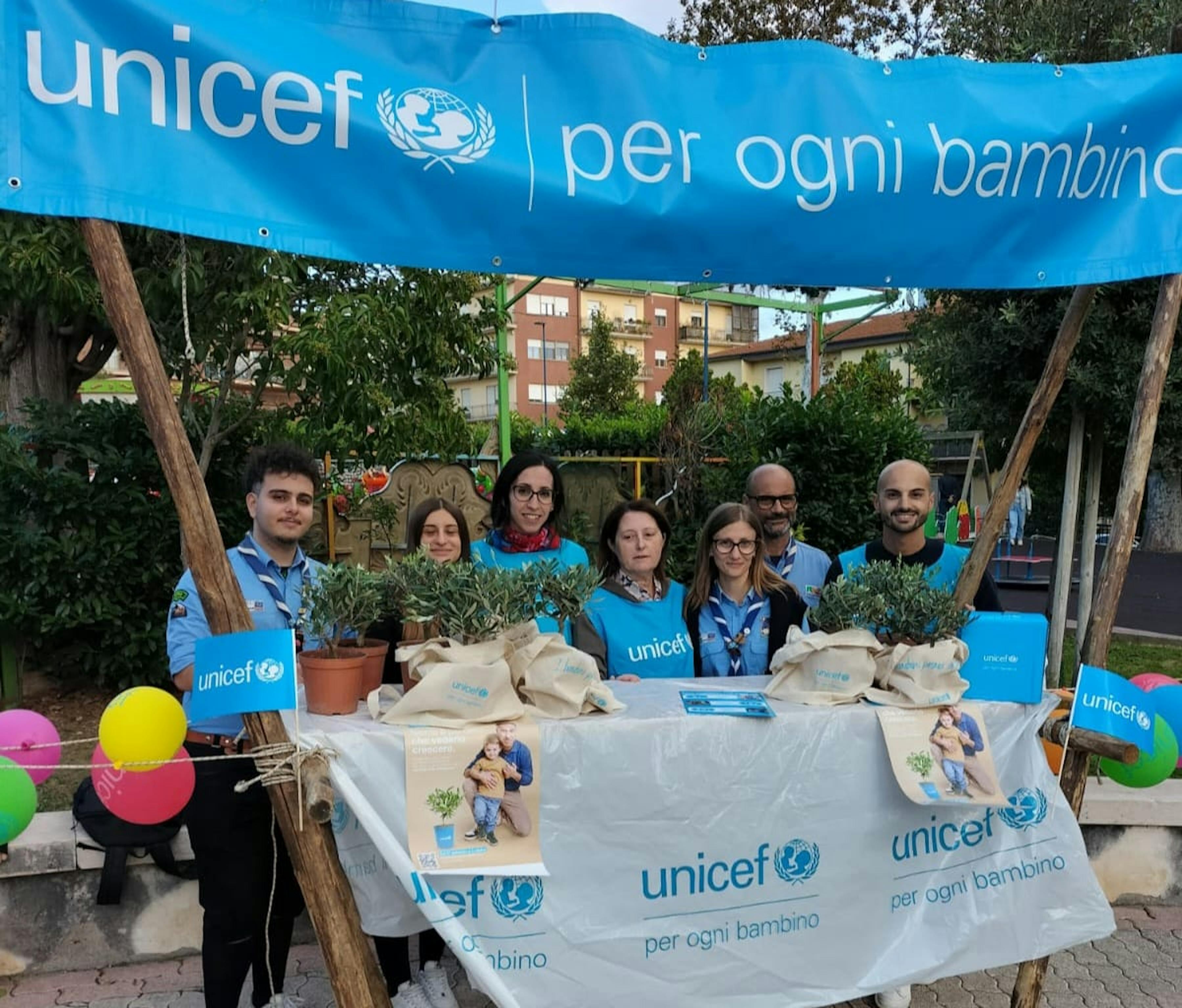 Volontari UNICEF nella città di Isernia durante la campagna Ulivo UNICEF