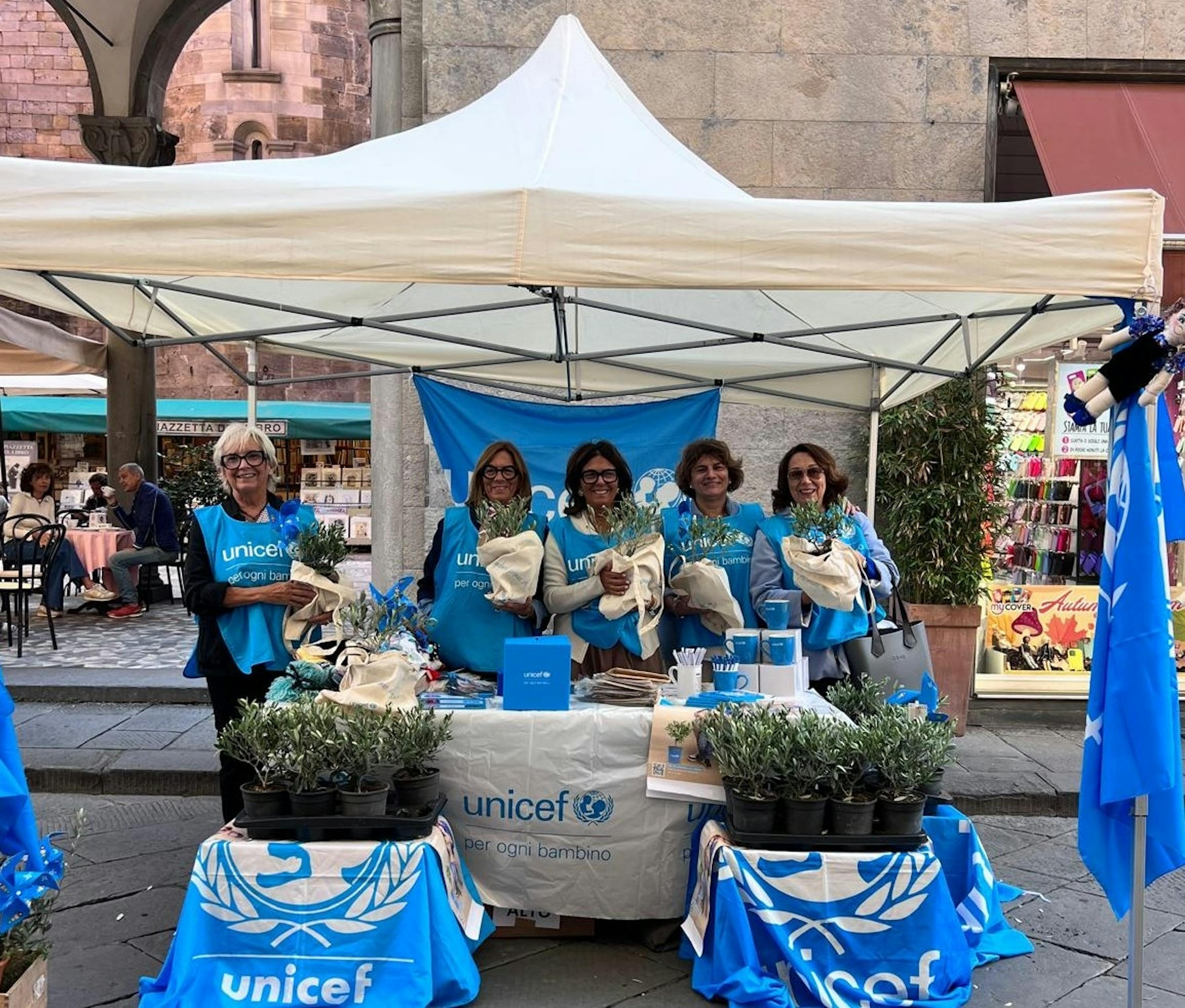 Volontari UNICEF nella città di Lucca durante la campagna Ulivo UNICEF