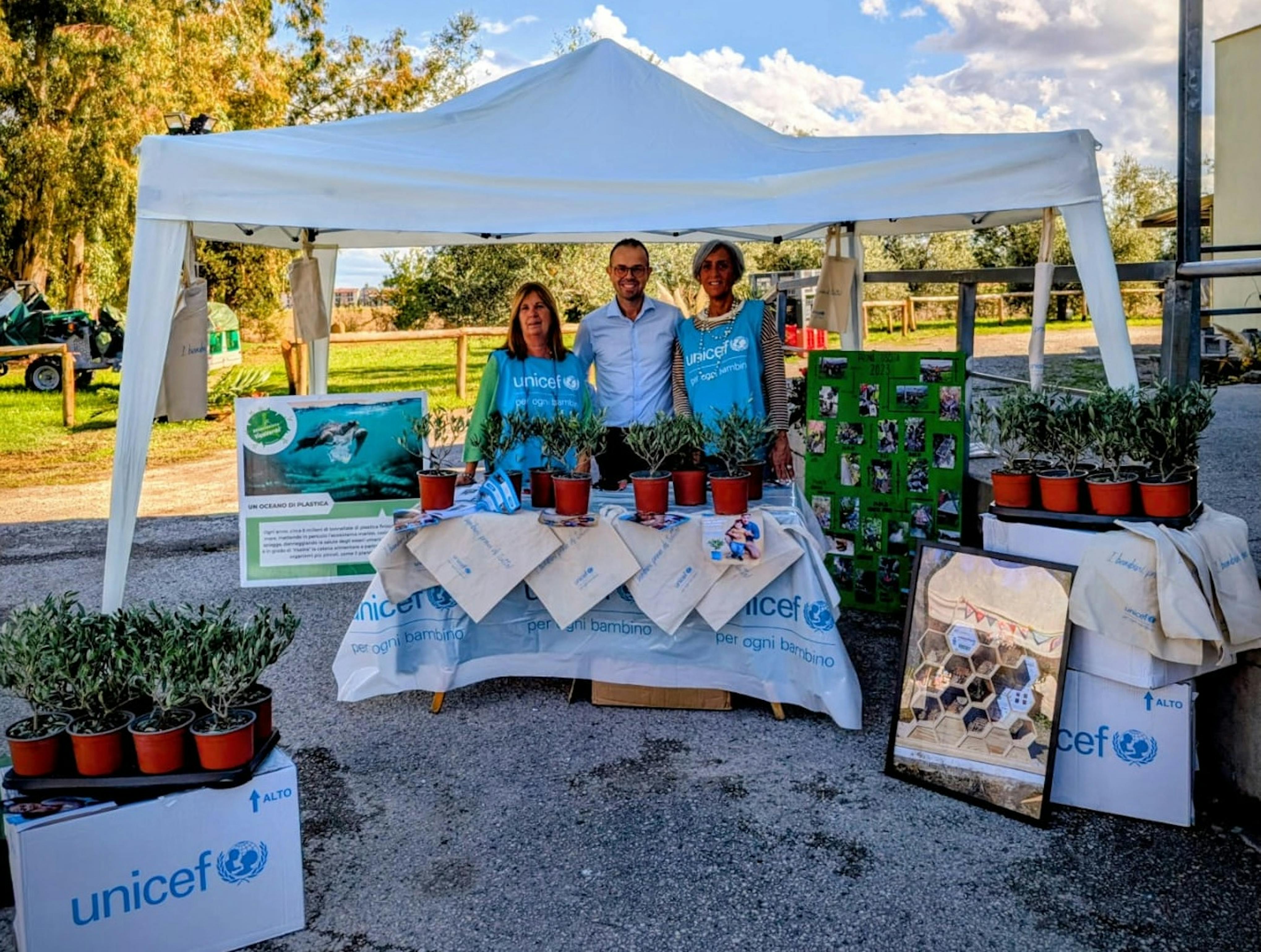 Volontari UNICEF nella città di Pisa durante la campagna Ulivo UNICEF