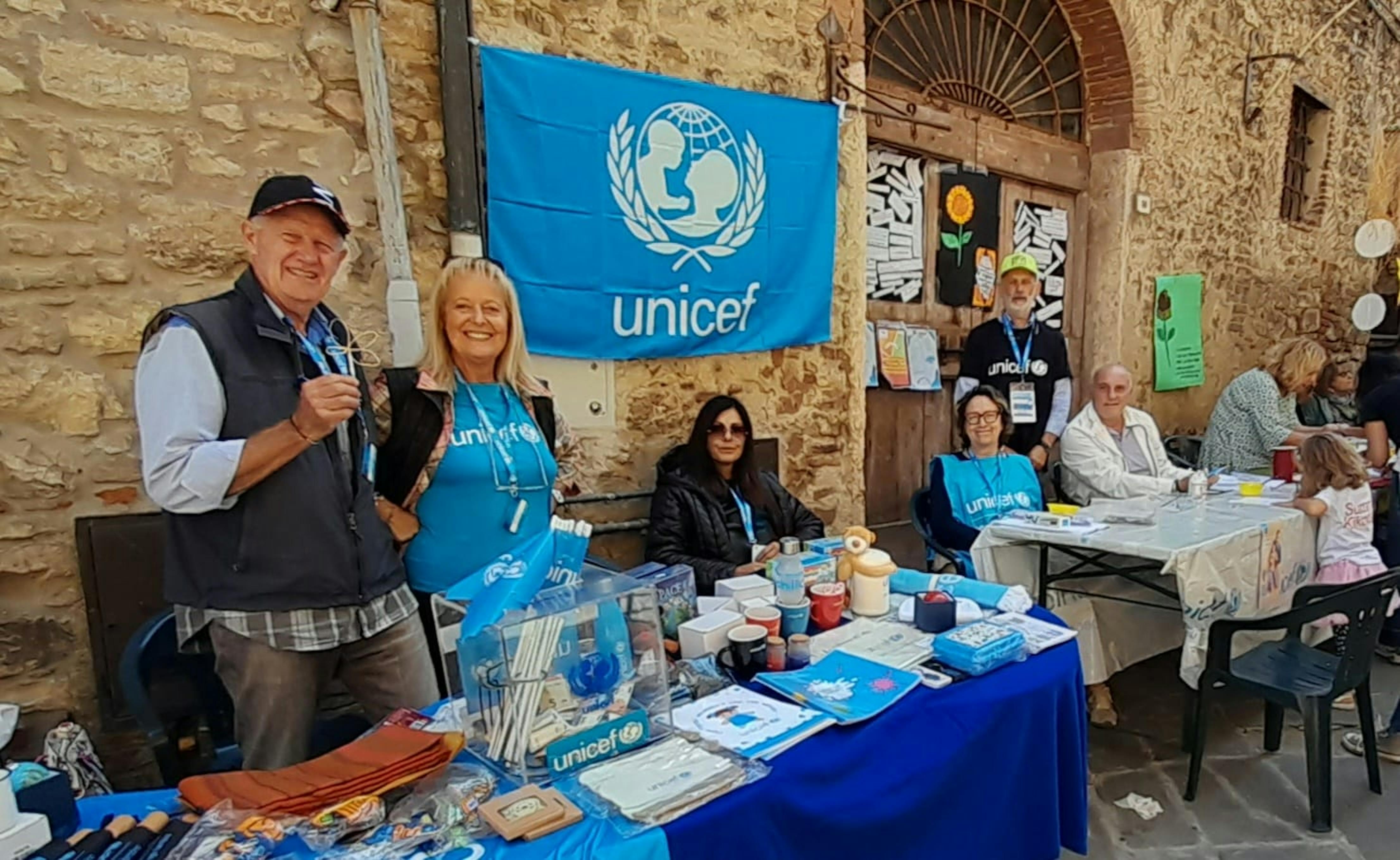 Volontari UNICEF nella città di Suvereto durante la campagna Ulivo UNICEF