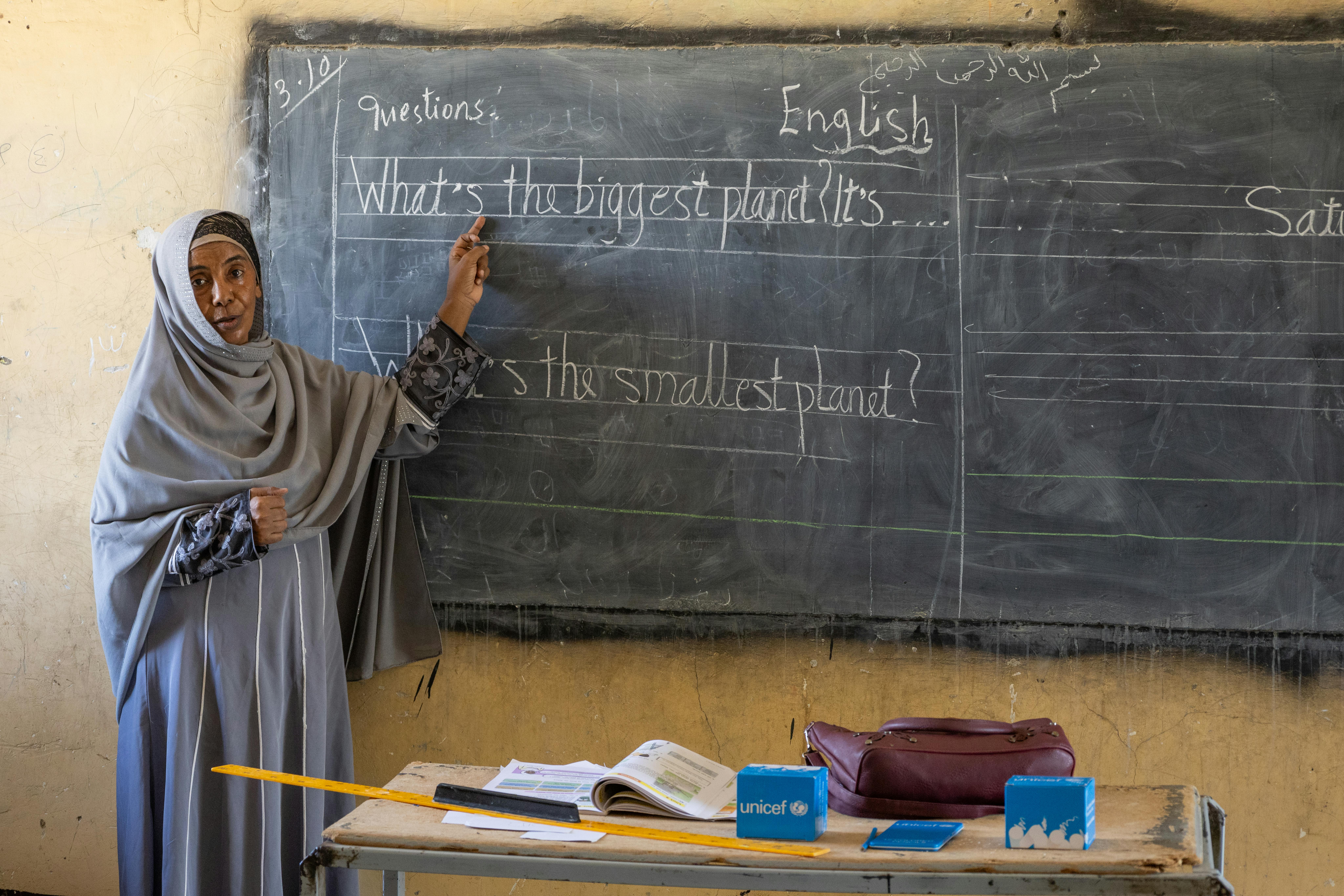 Najat, insegnante per quasi 3 decenni con l'ultimo tirocinio a Khartoum prima della guerra, è ora un'insegnante di inglese volontaria per le classi 5 e 9. Siamo in Sudan dove grazie all'eroismo di alcuni insegnanti, le scuole vanno avanti