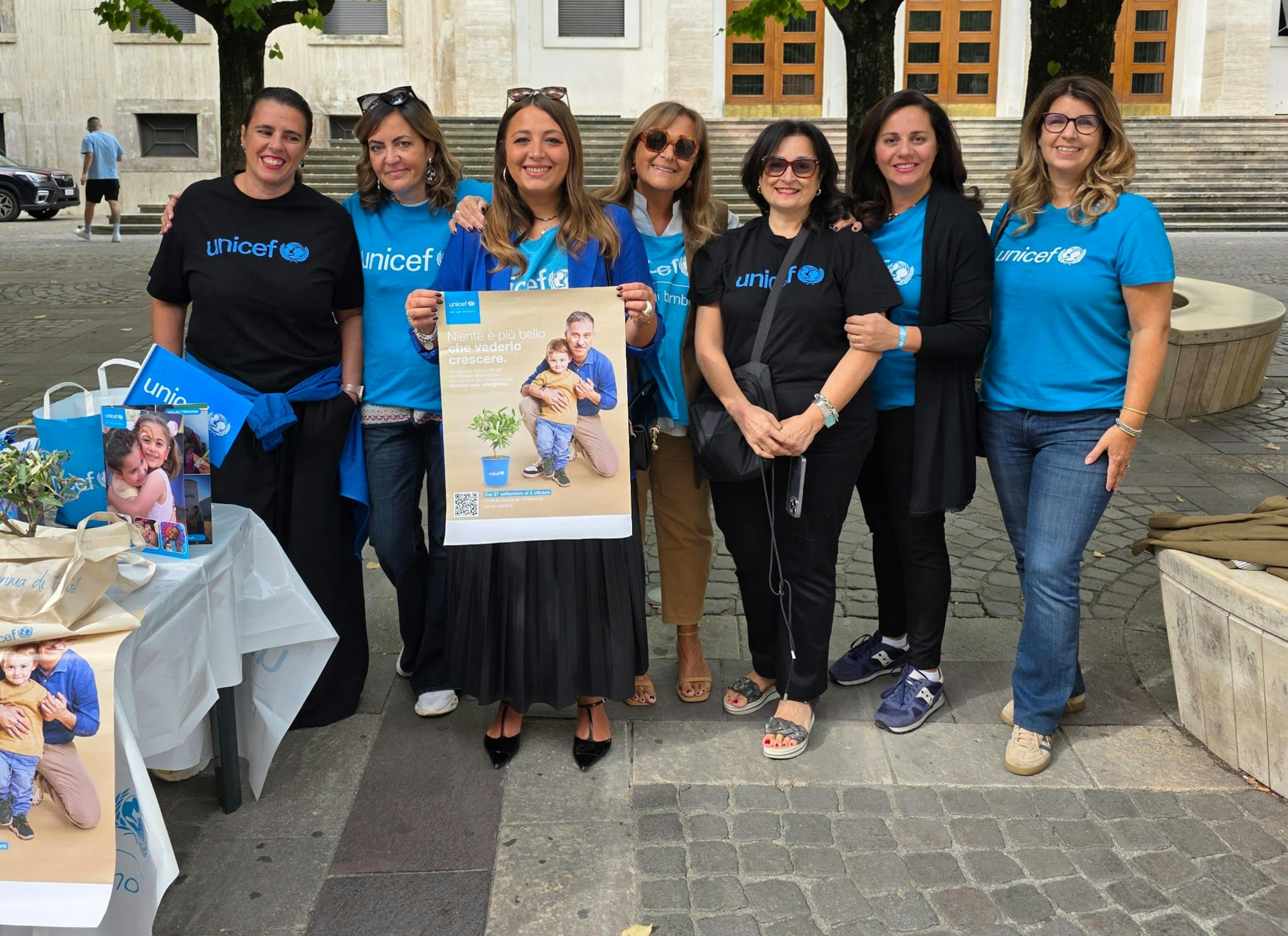 Volontari UNICEF nella città di Cosenza durante la campagna Ulivo UNICEF