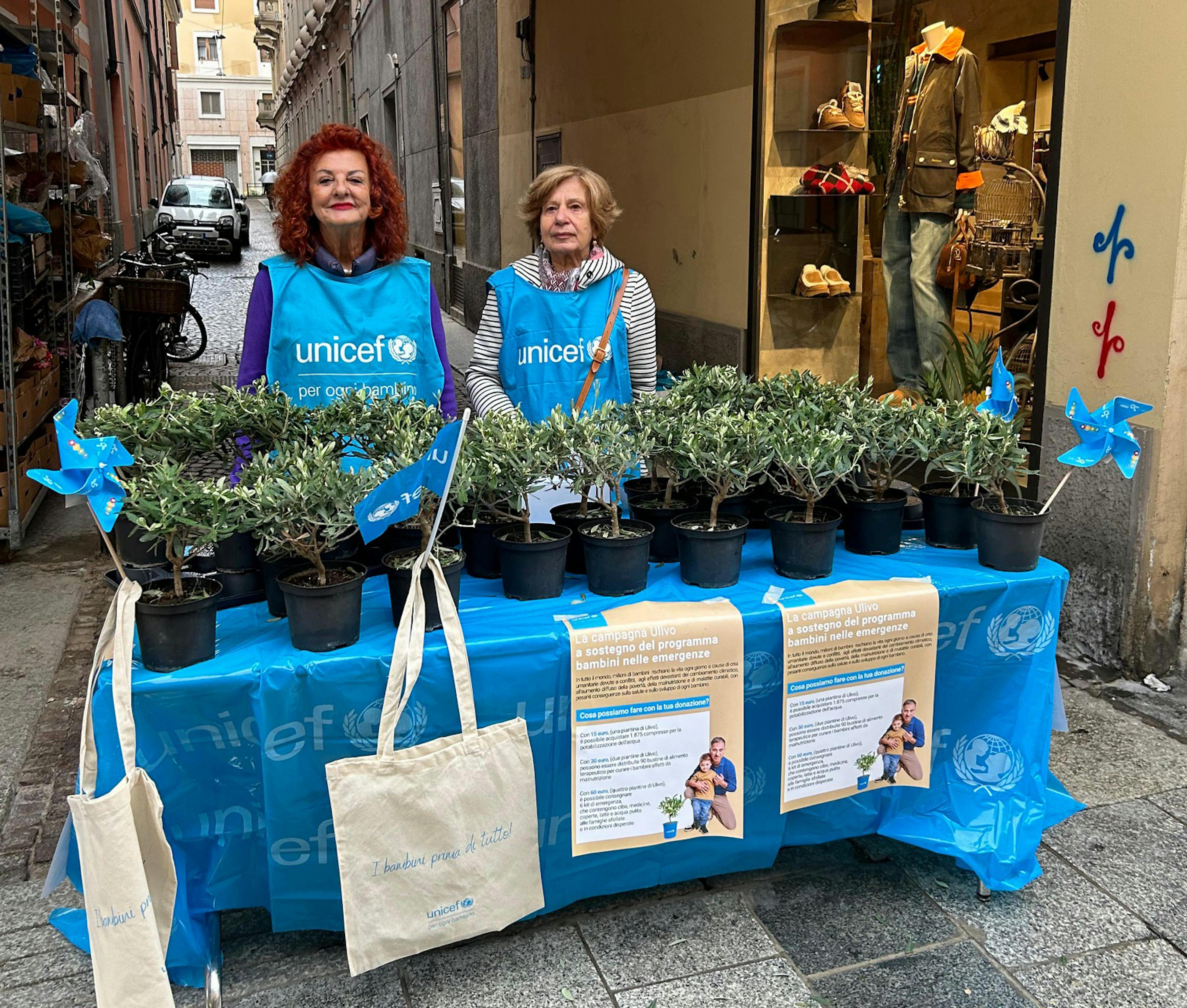 Volontari UNICEF nella città di Cremona durante la campagna Ulivo UNICEF